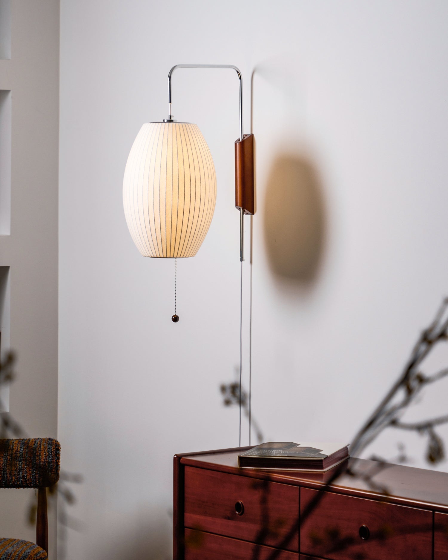 Nástěnná lampa z ořechového dřeva a bílé barvy s hedvábným stínidlem pro obývací pokoj a ložnici