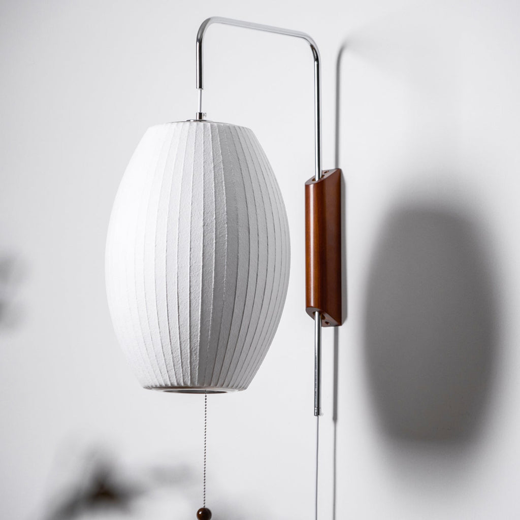 Nástěnná lampa z ořechového dřeva a bílé barvy s hedvábným stínidlem pro obývací pokoj a ložnici