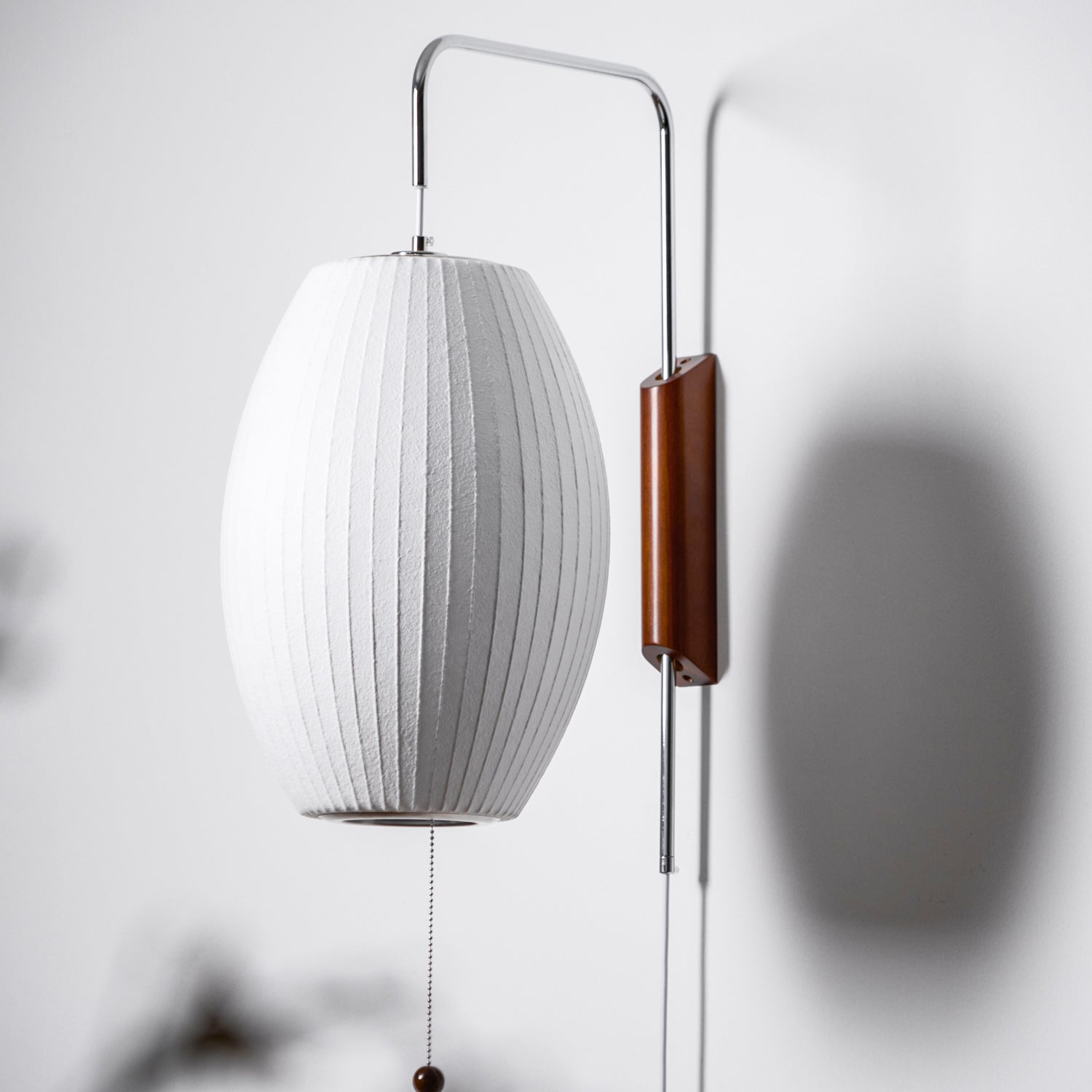 Nástěnná lampa z ořechového dřeva a bílé barvy s hedvábným stínidlem pro obývací pokoj a ložnici