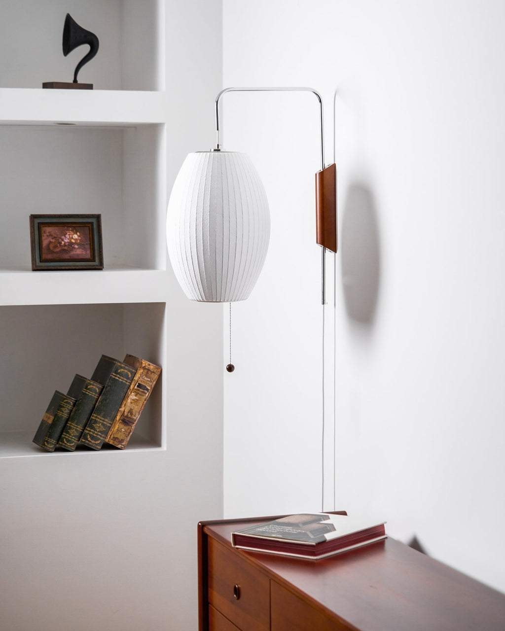 Nástěnná lampa z ořechového dřeva a bílé barvy s hedvábným stínidlem pro obývací pokoj a ložnici