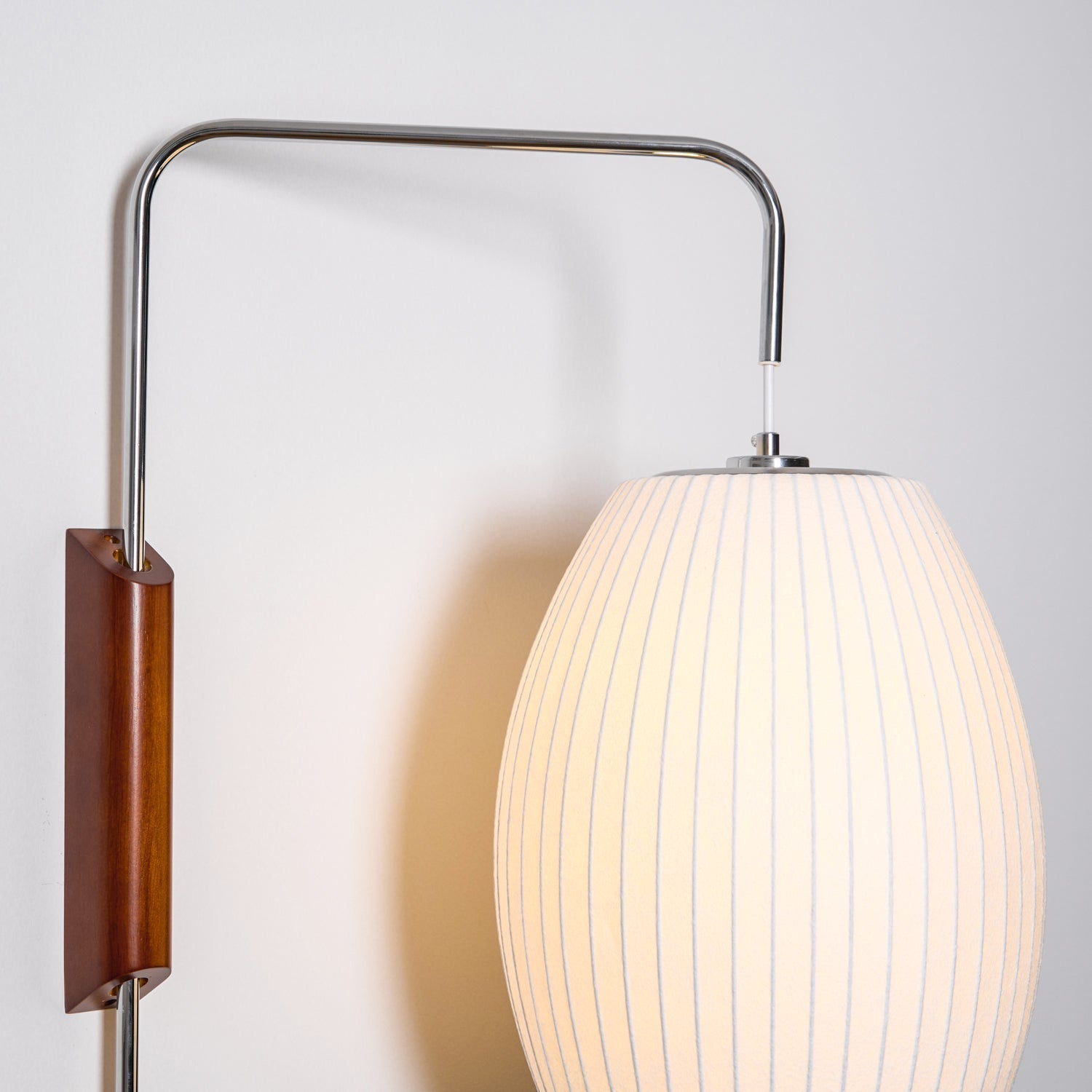Nástěnná lampa z ořechového dřeva a bílé barvy s hedvábným stínidlem pro obývací pokoj a ložnici