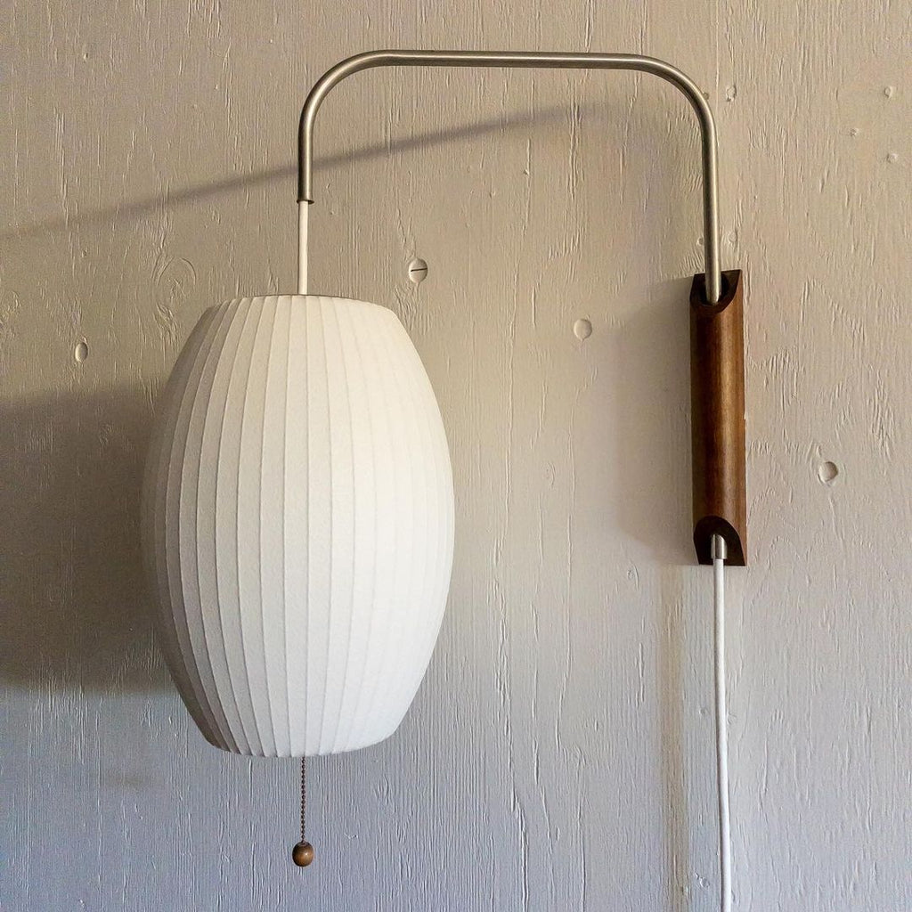 Nástěnná lampa z ořechového dřeva a bílé barvy s hedvábným stínidlem pro obývací pokoj a ložnici