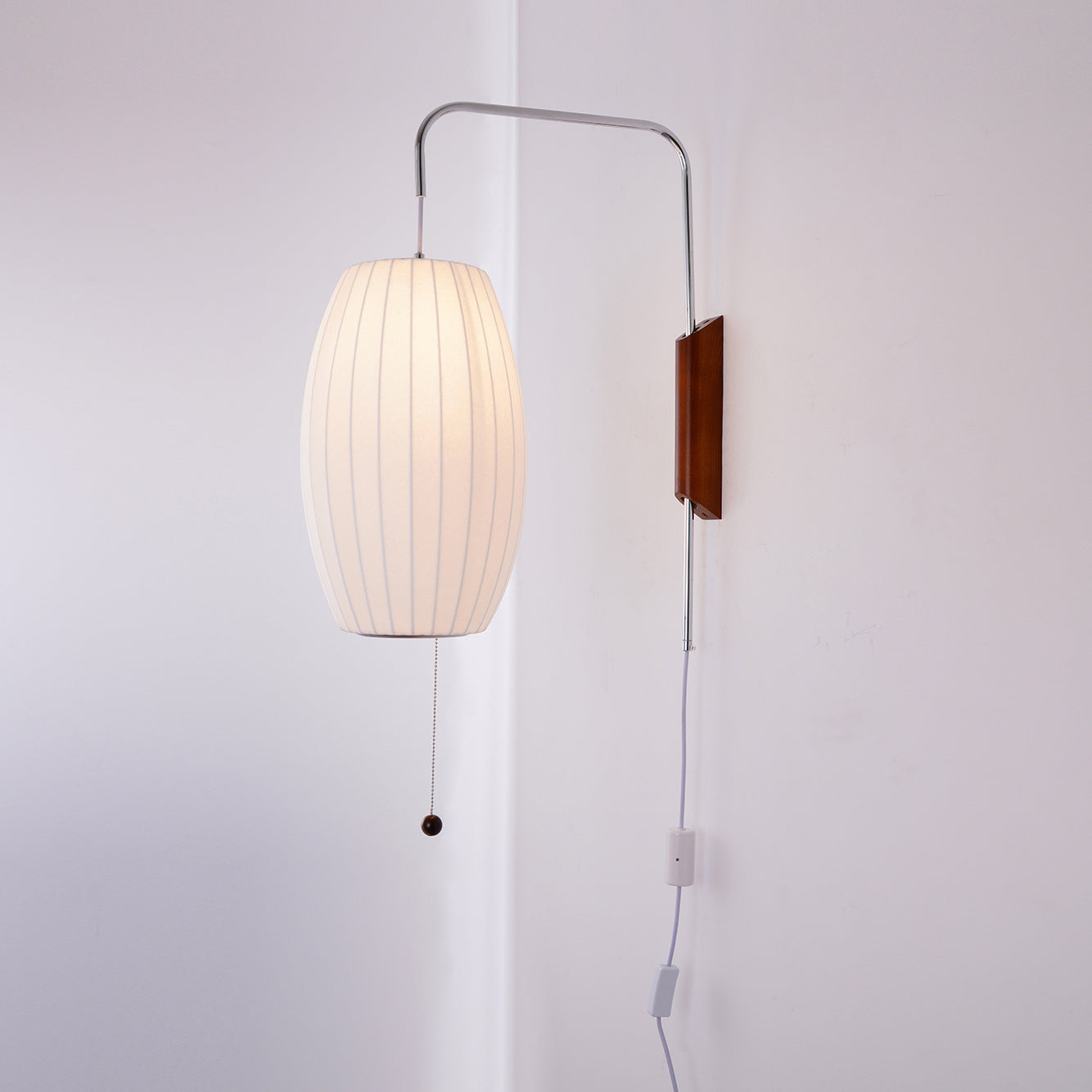 Nástěnná lampa z ořechového dřeva a bílé barvy s hedvábným stínidlem pro obývací pokoj a ložnici