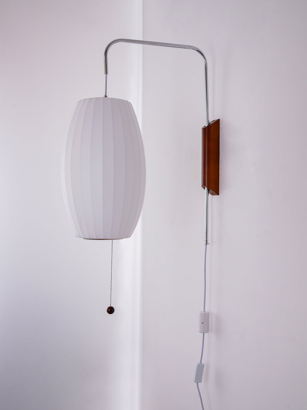 Nástěnná lampa z ořechového dřeva a bílé barvy s hedvábným stínidlem pro obývací pokoj a ložnici