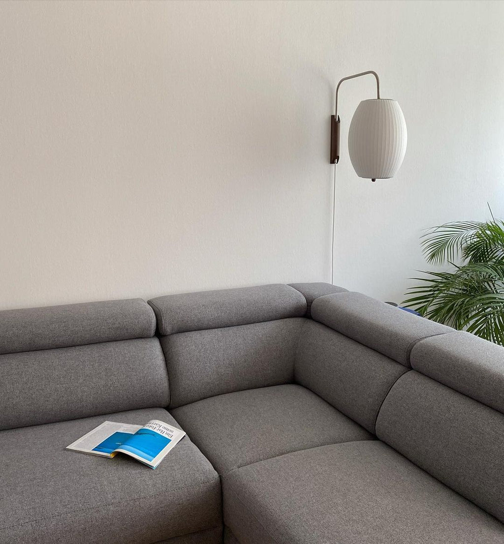 Nástěnná lampa z ořechového dřeva a bílé barvy s hedvábným stínidlem pro obývací pokoj a ložnici
