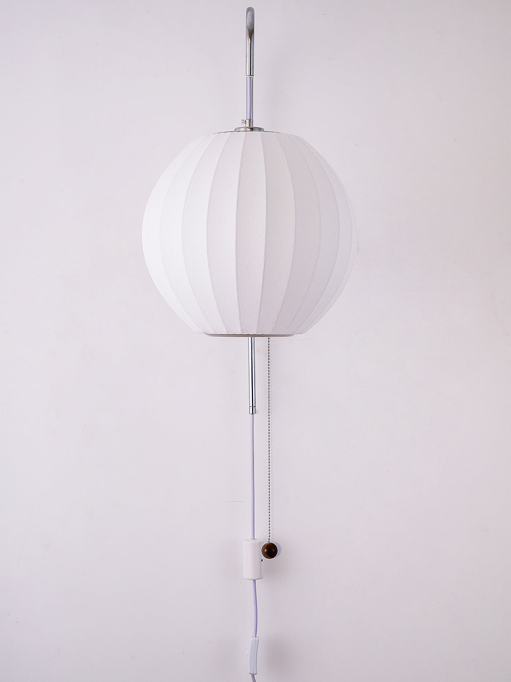 Nástěnná lampa z ořechového dřeva a bílé barvy s hedvábným stínidlem pro obývací pokoj a ložnici