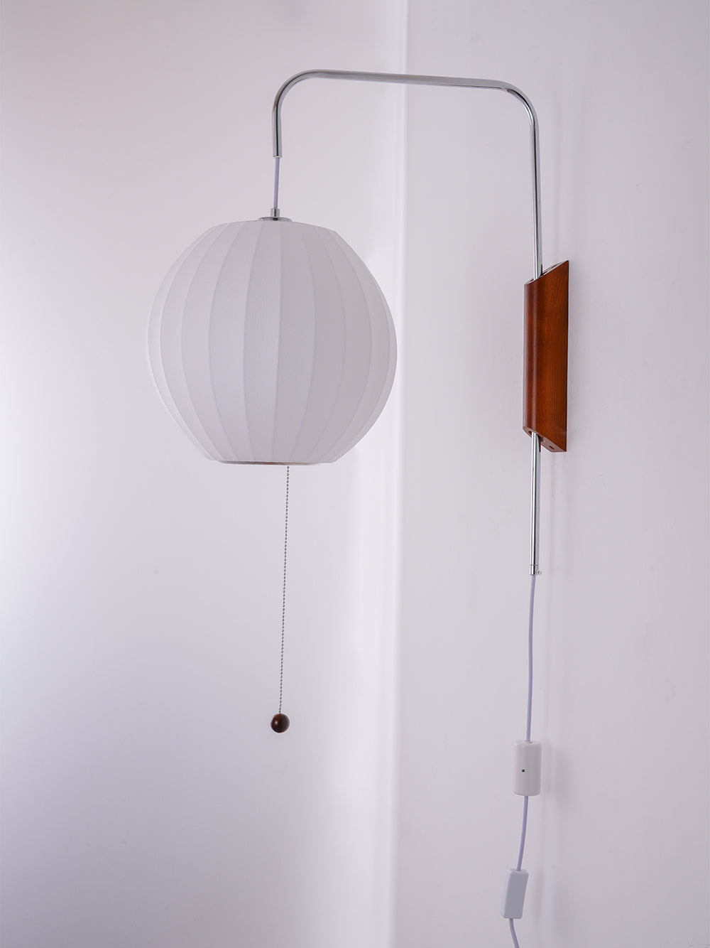 Nástěnná lampa z ořechového dřeva a bílé barvy s hedvábným stínidlem pro obývací pokoj a ložnici