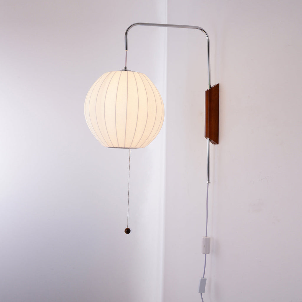 Nástěnná lampa z ořechového dřeva a bílé barvy s hedvábným stínidlem pro obývací pokoj a ložnici