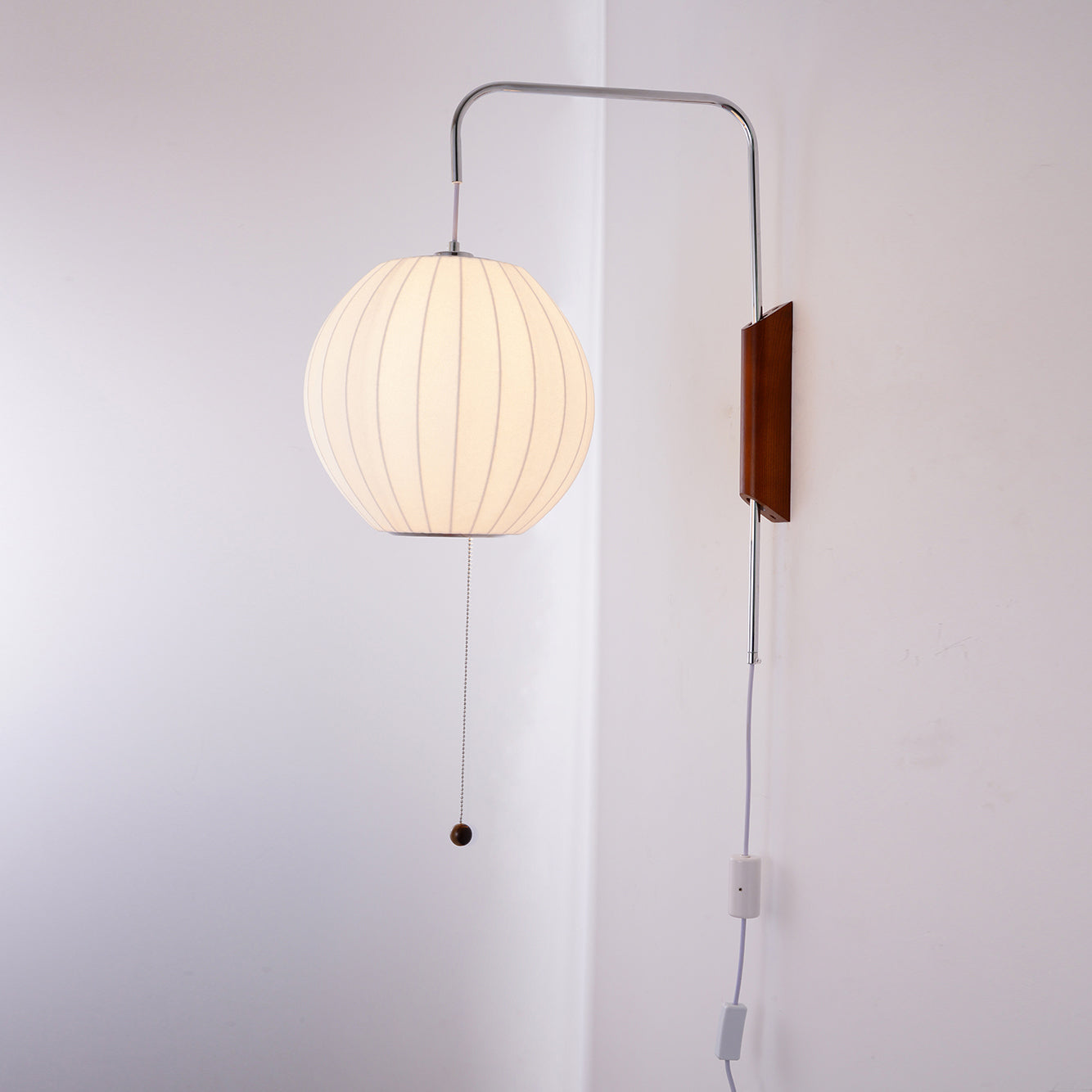 Nástěnná lampa z ořechového dřeva a bílé barvy s hedvábným stínidlem pro obývací pokoj a ložnici