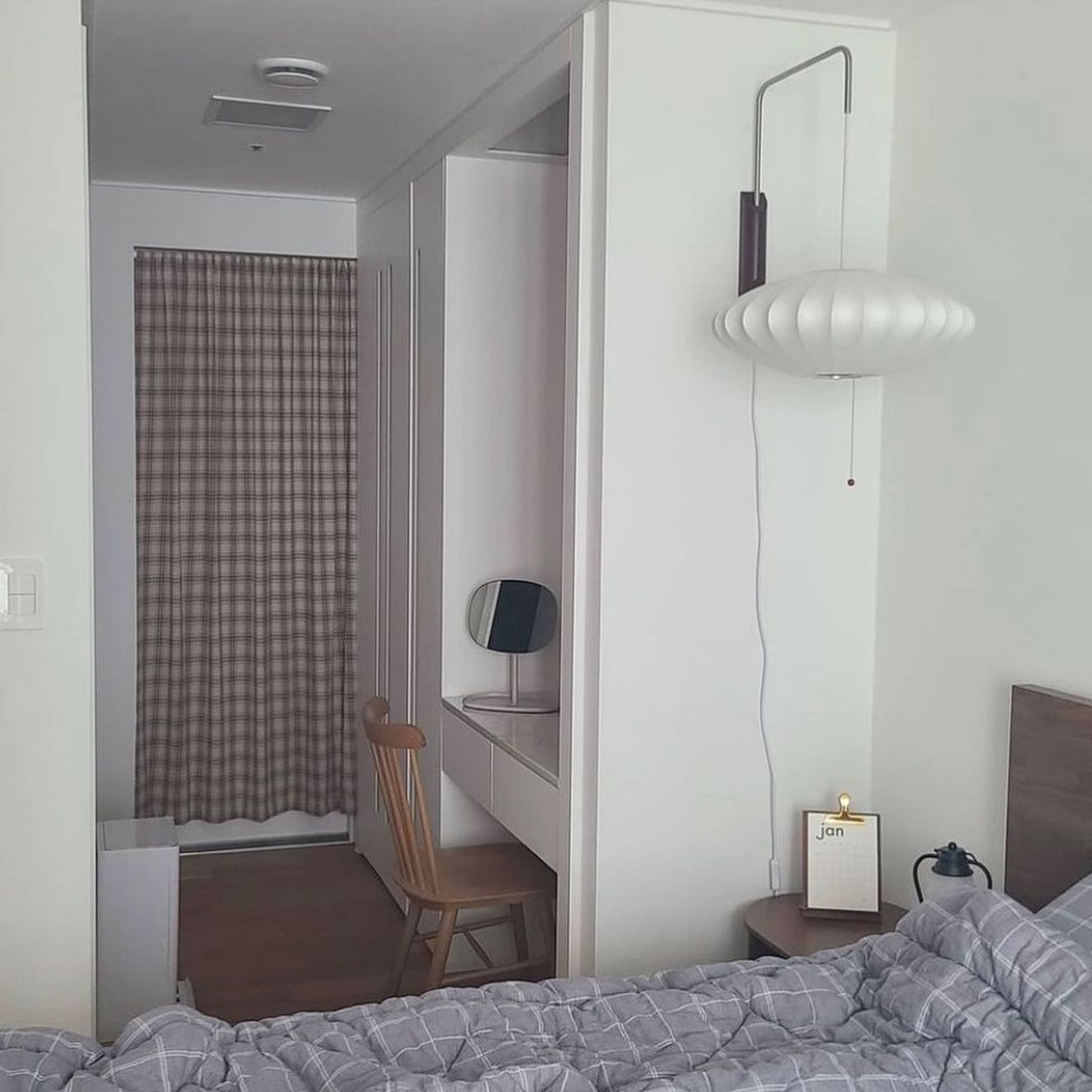 Nástěnná lampa z ořechového dřeva a bílé barvy s hedvábným stínidlem pro obývací pokoj a ložnici
