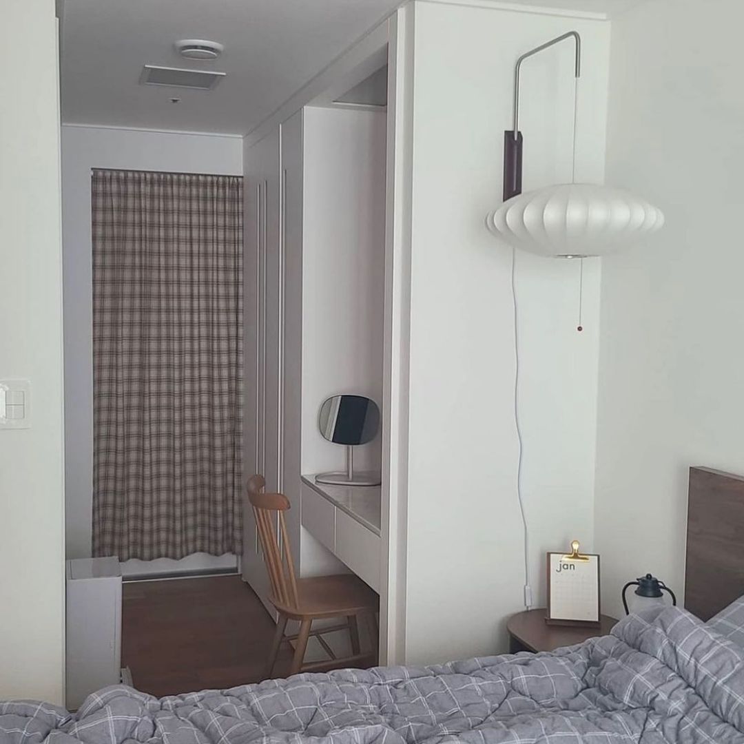 Nástěnná lampa z ořechového dřeva a bílé barvy s hedvábným stínidlem pro obývací pokoj a ložnici