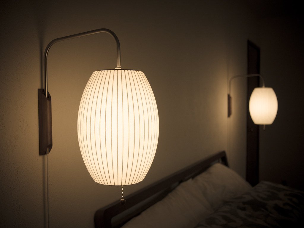 Nástěnná lampa z ořechového dřeva a bílé barvy s hedvábným stínidlem pro obývací pokoj a ložnici