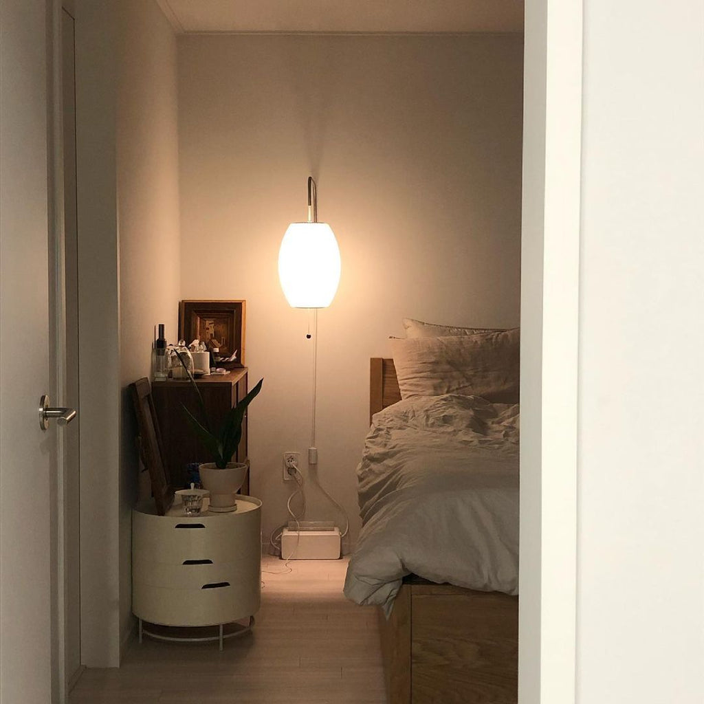 Nástěnná lampa z ořechového dřeva a bílé barvy s hedvábným stínidlem pro obývací pokoj a ložnici