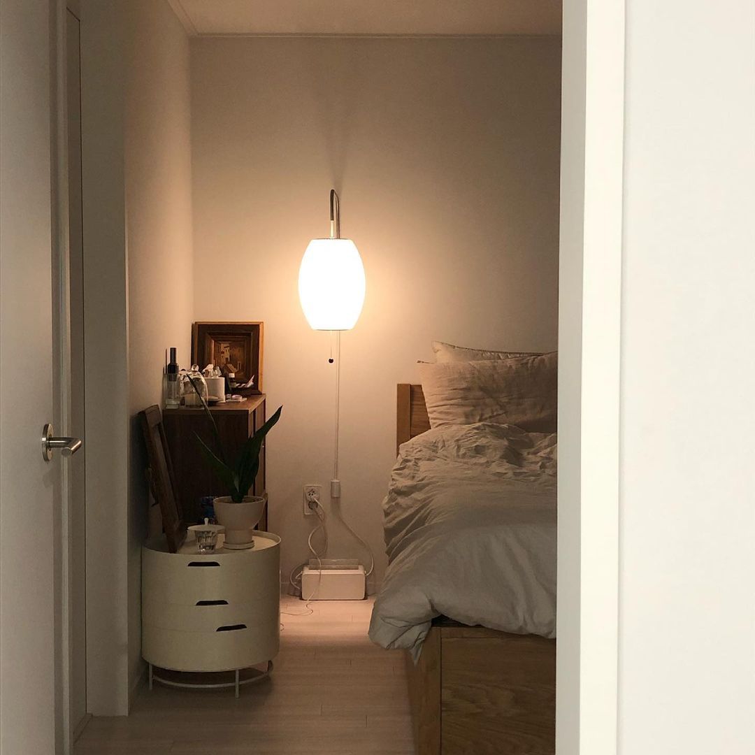 Nástěnná lampa z ořechového dřeva a bílé barvy s hedvábným stínidlem pro obývací pokoj a ložnici