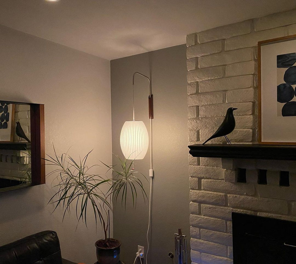 Nástěnná lampa z ořechového dřeva a bílé barvy s hedvábným stínidlem pro obývací pokoj a ložnici