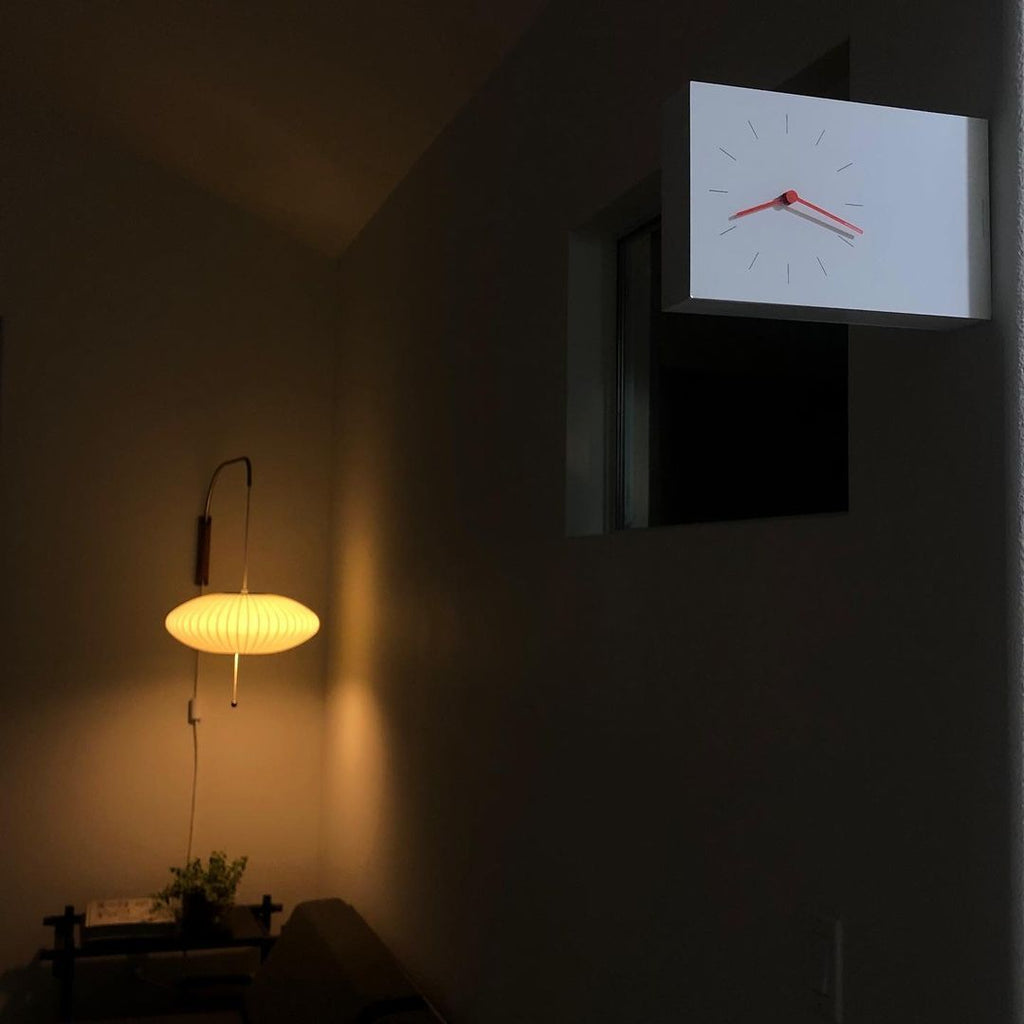 Nástěnná lampa z ořechového dřeva a bílé barvy s hedvábným stínidlem pro obývací pokoj a ložnici