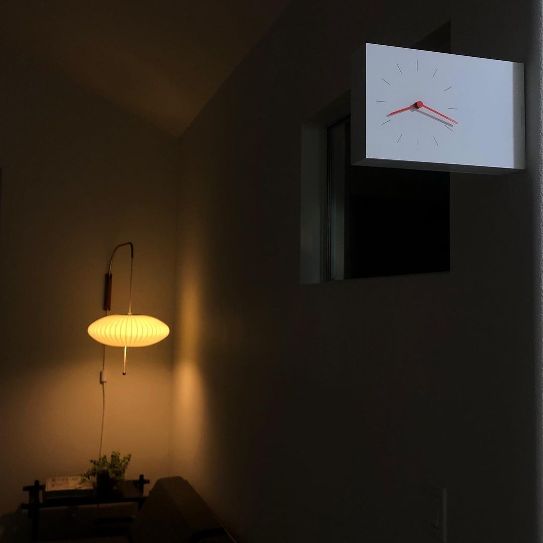Nástěnná lampa z ořechového dřeva a bílé barvy s hedvábným stínidlem pro obývací pokoj a ložnici