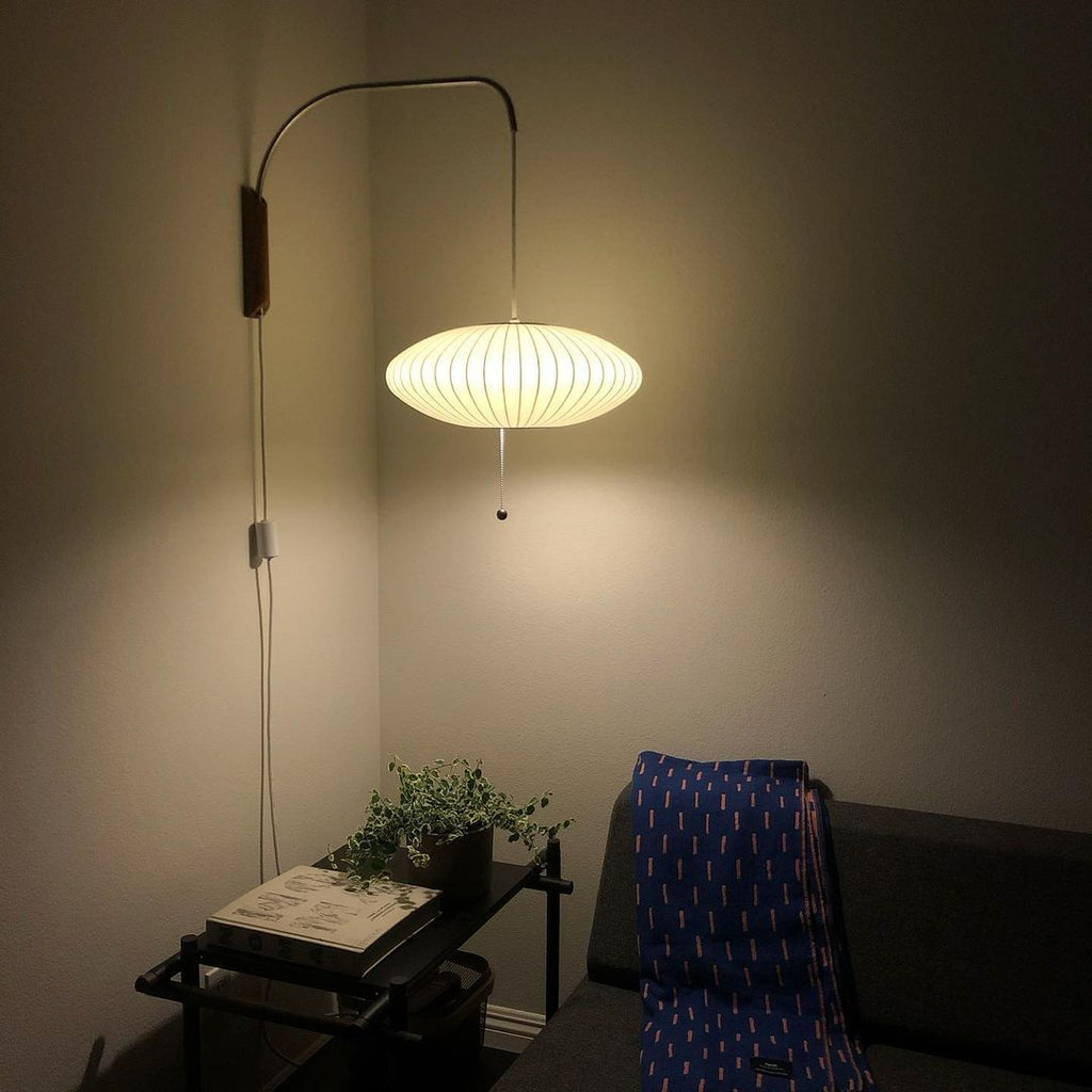 Nástěnná lampa z ořechového dřeva a bílé barvy s hedvábným stínidlem pro obývací pokoj a ložnici
