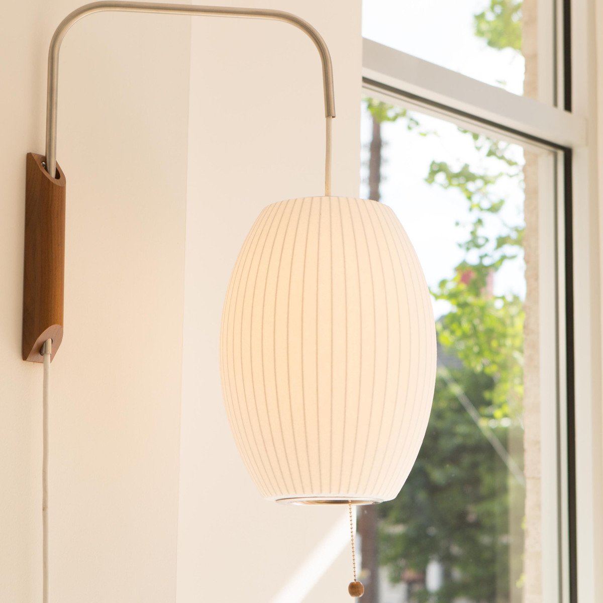 Nástěnná lampa z ořechového dřeva a bílé barvy s hedvábným stínidlem pro obývací pokoj a ložnici