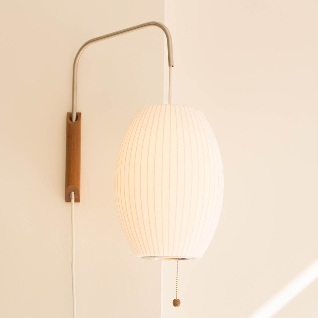 Nástěnná lampa z ořechového dřeva a bílé barvy s hedvábným stínidlem pro obývací pokoj a ložnici