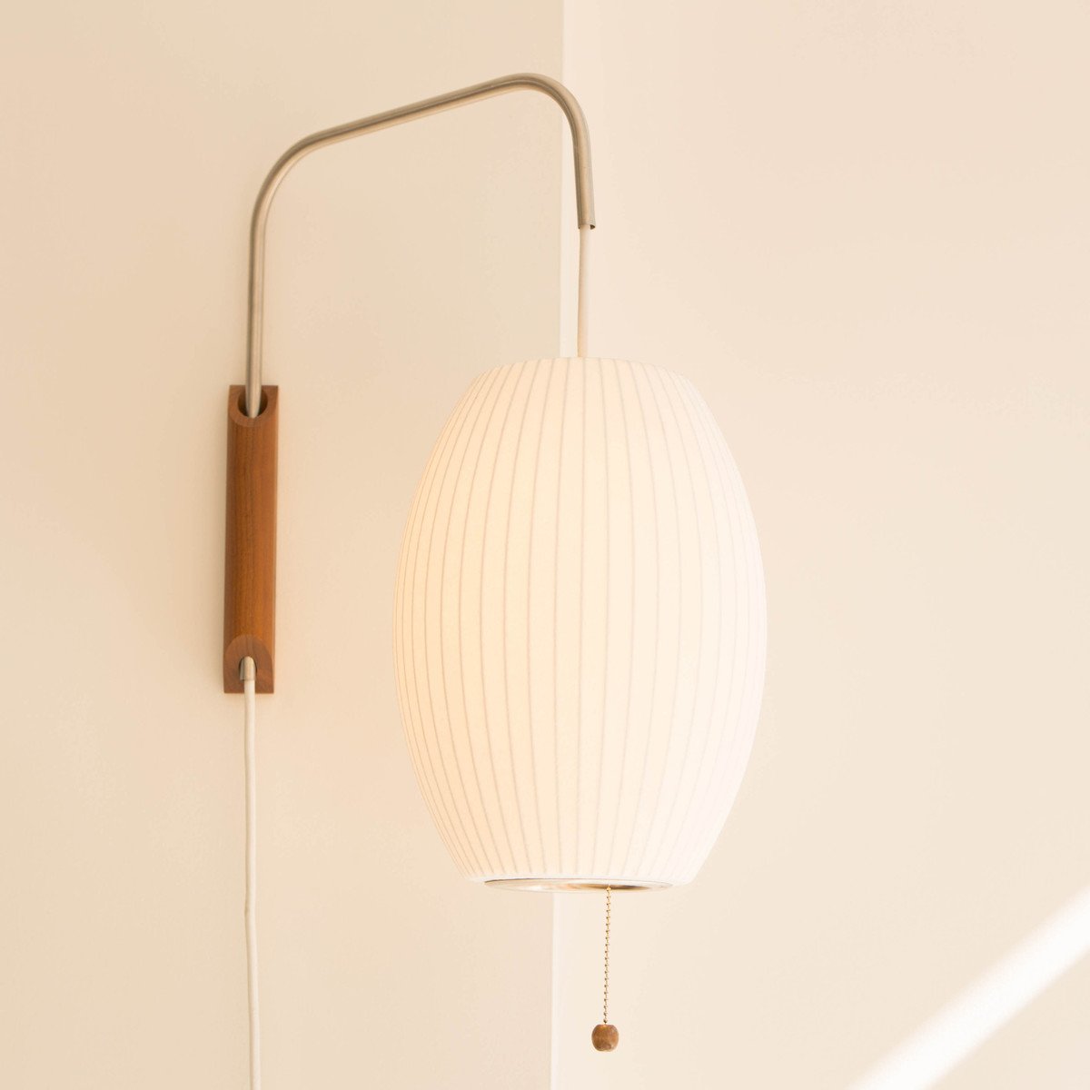 Nástěnná lampa z ořechového dřeva a bílé barvy s hedvábným stínidlem pro obývací pokoj a ložnici
