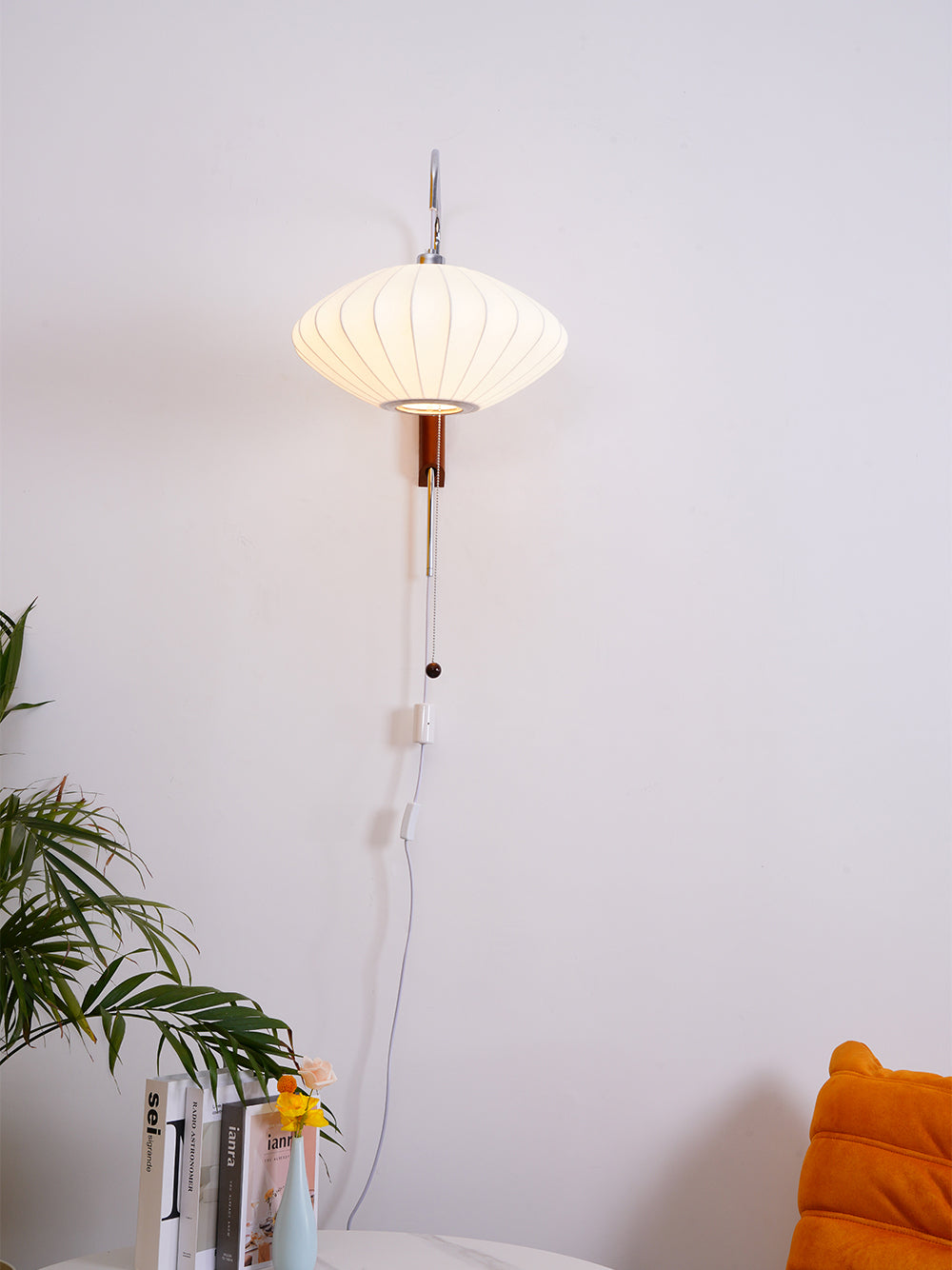 Nástěnná lampa z ořechového dřeva a bílé barvy s hedvábným stínidlem pro obývací pokoj a ložnici