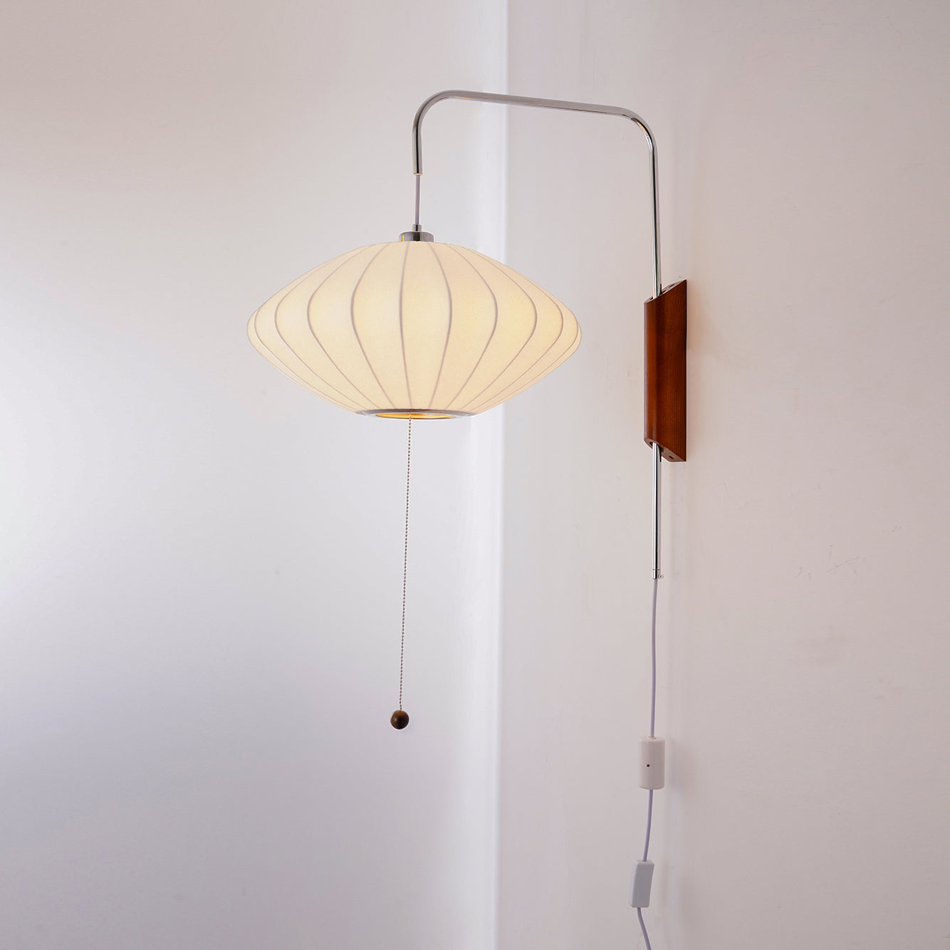 Nástěnná lampa z ořechového dřeva a bílé barvy s hedvábným stínidlem pro obývací pokoj a ložnici