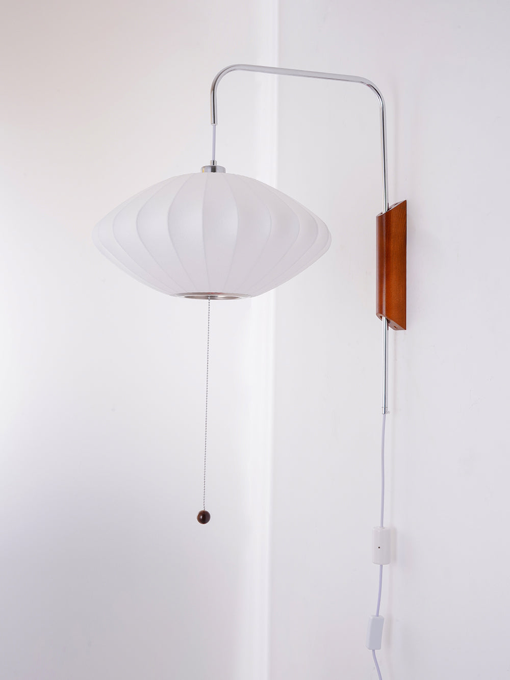 Nástěnná lampa z ořechového dřeva a bílé barvy s hedvábným stínidlem pro obývací pokoj a ložnici