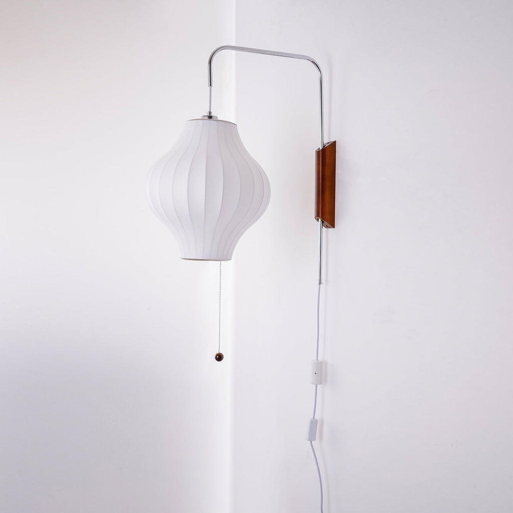 Nástěnná lampa z ořechového dřeva a bílé barvy s hedvábným stínidlem pro obývací pokoj a ložnici