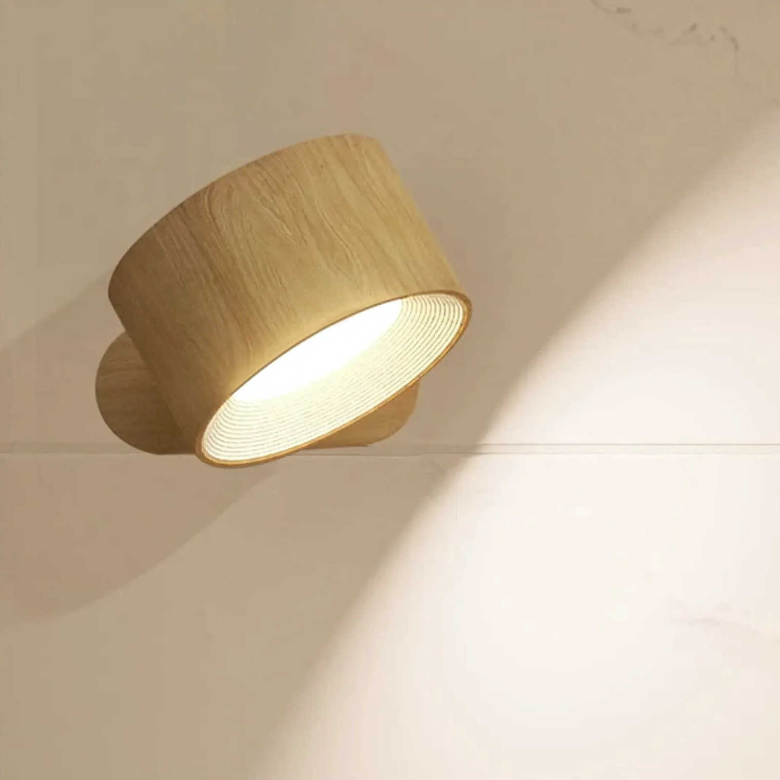 Severské minimalistické dřevěné nástěnné svítidlo ve tvaru kužele — otočení o 360 stupňů, bezkabelové provedení