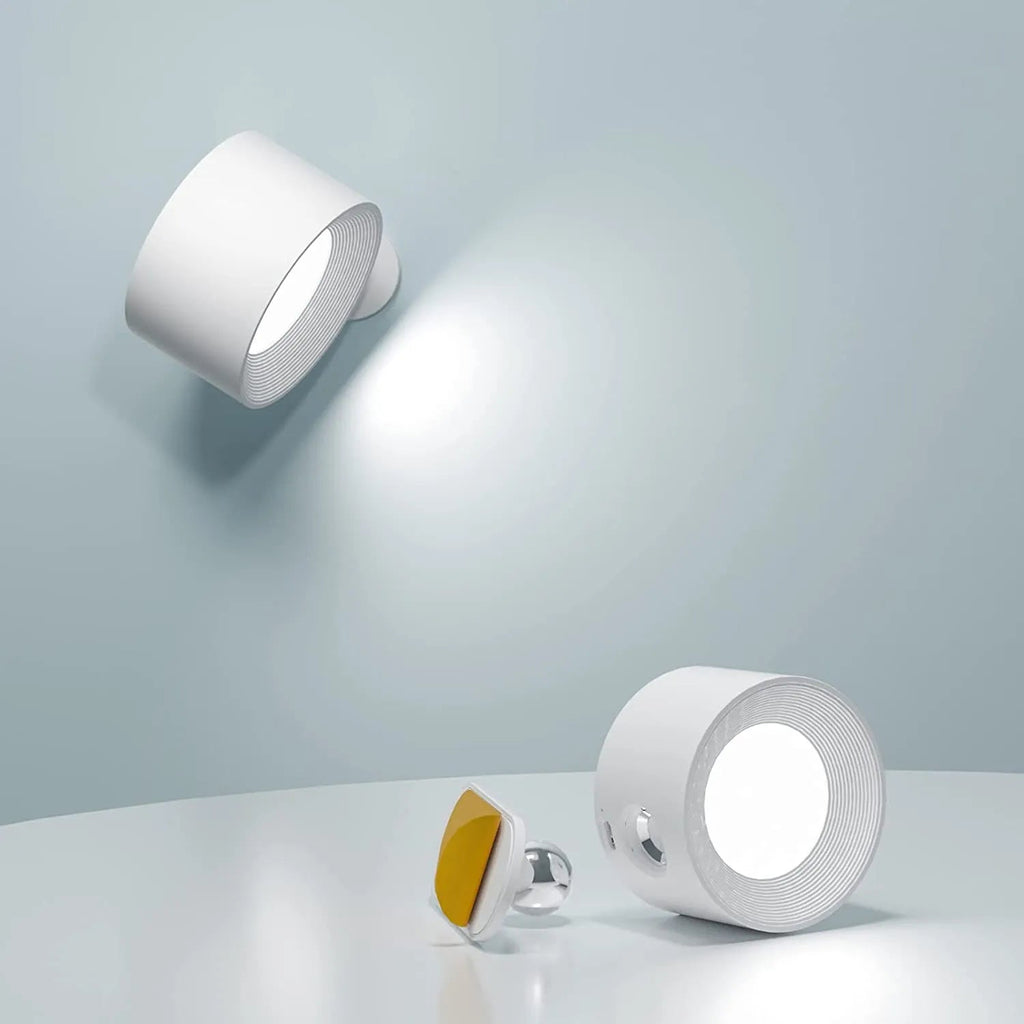 Severské minimalistické dřevěné nástěnné svítidlo ve tvaru kužele — otočení o 360 stupňů, bezkabelové provedení
