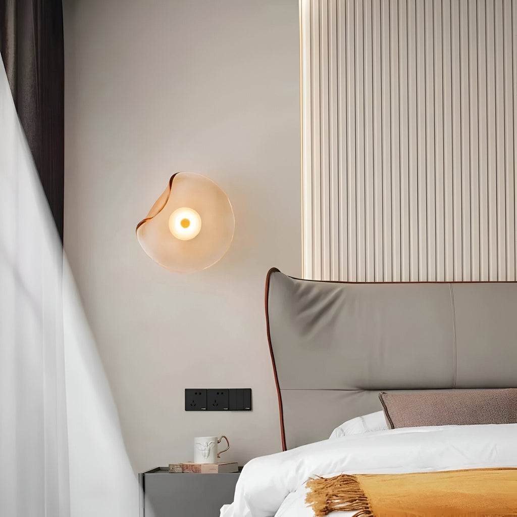 Buet glasvæglampe med LED i nordisk guld og sort til stuen