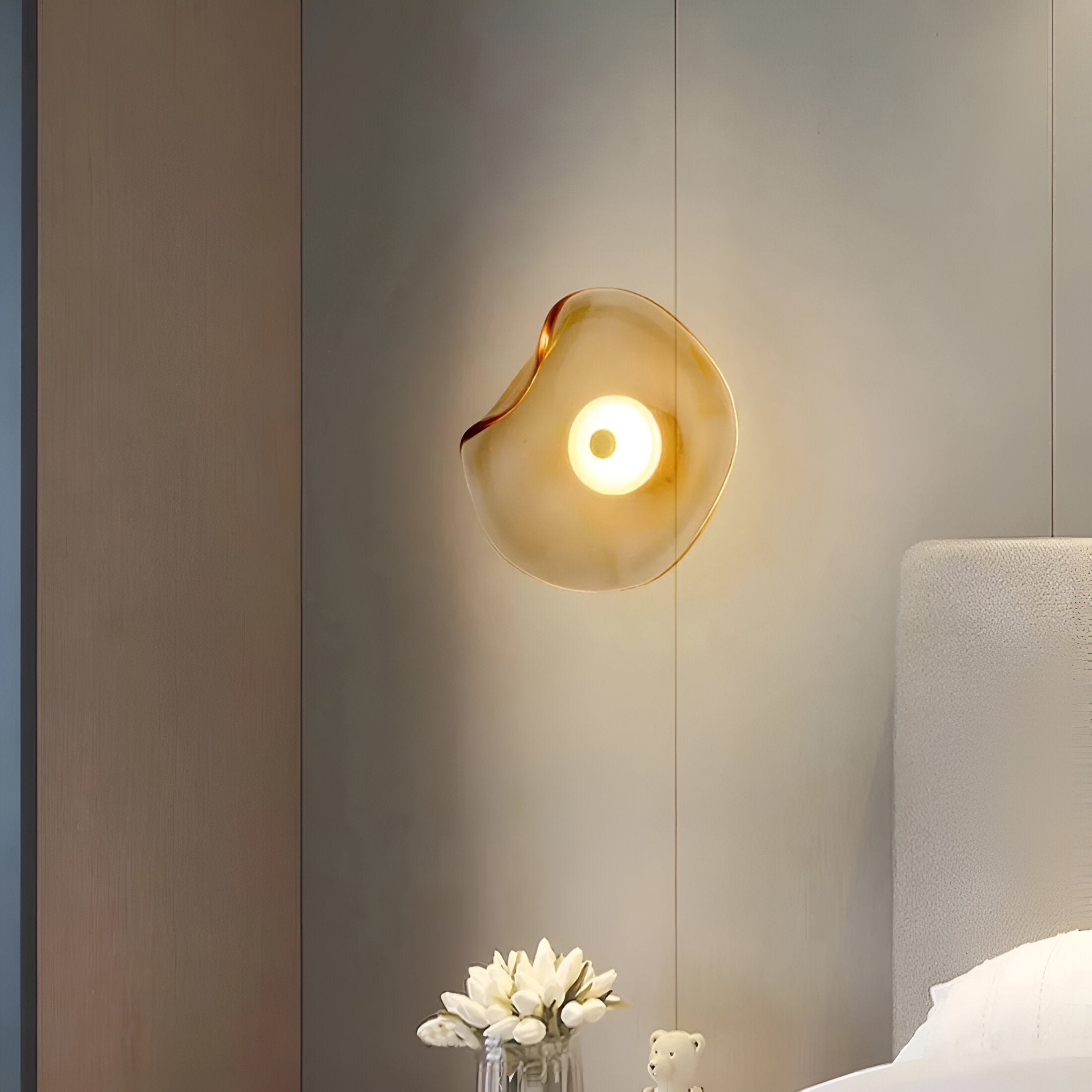 Buet glasvæglampe med LED i nordisk guld og sort til stuen
