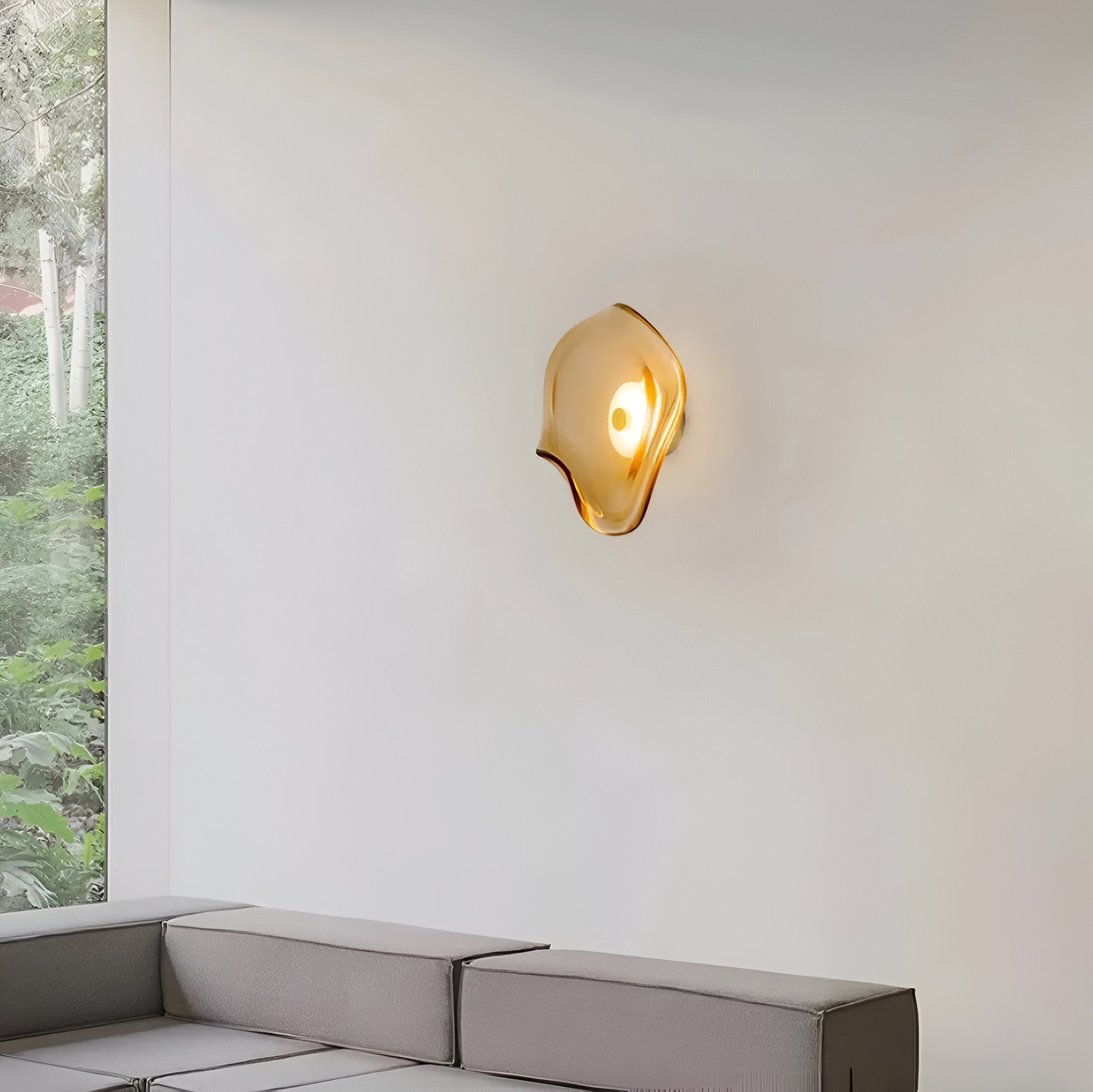 Buet glasvæglampe med LED i nordisk guld og sort til stuen