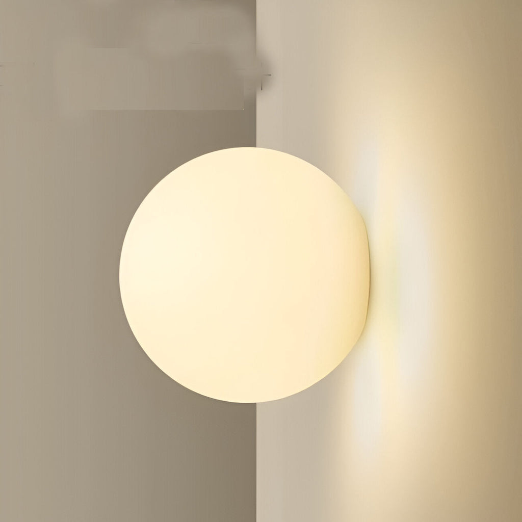 Væglampe med mat glasskugle til minimalistiske Japandi-interiører