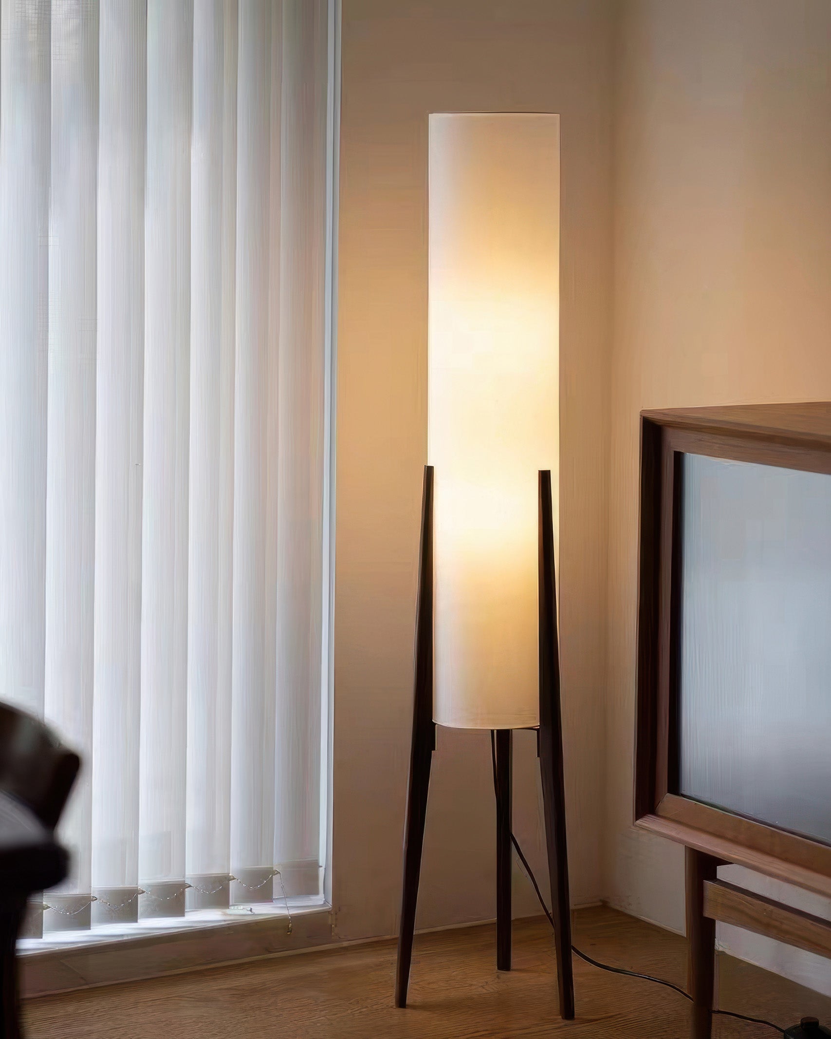 Liora Walnuss-Stehlampe mit weichem Schirm und Messingdetails für Wohnzimmer und Schlafzimmer