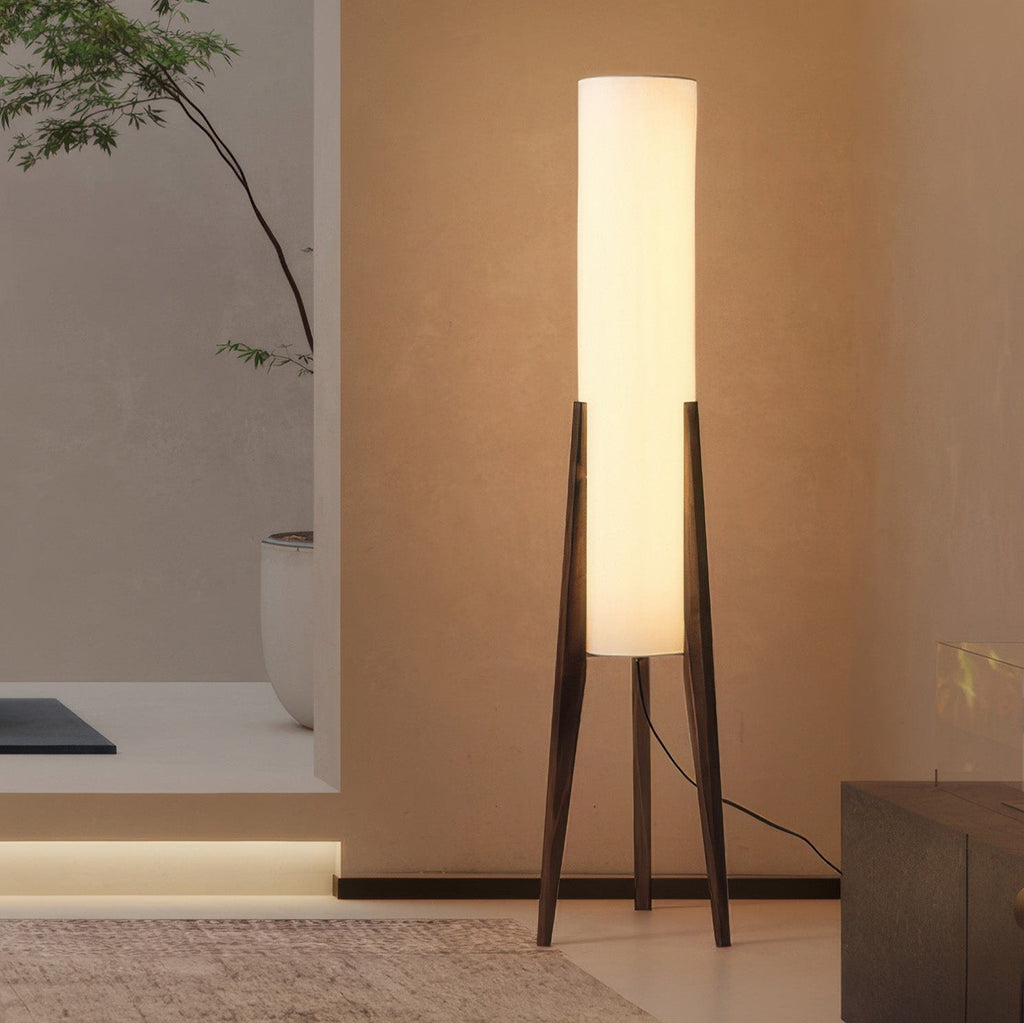 Liora Walnuss-Stehlampe mit weichem Schirm und Messingdetails für Wohnzimmer und Schlafzimmer