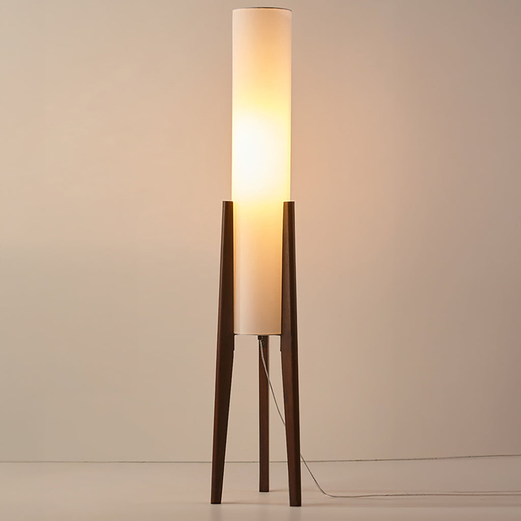 Liora Walnuss-Stehlampe mit weichem Schirm und Messingdetails für Wohnzimmer und Schlafzimmer