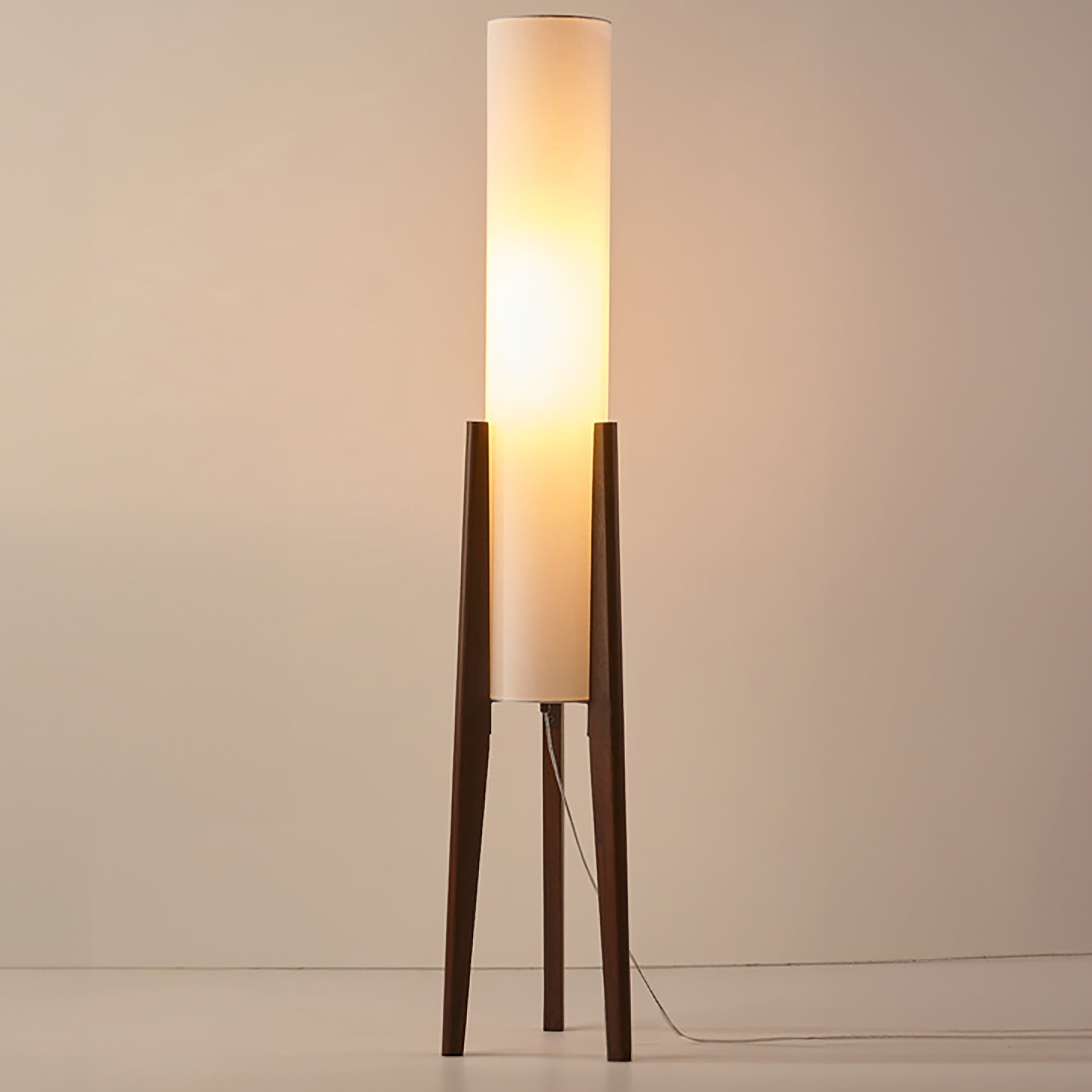 Liora Walnuss-Stehlampe mit weichem Schirm und Messingdetails für Wohnzimmer und Schlafzimmer