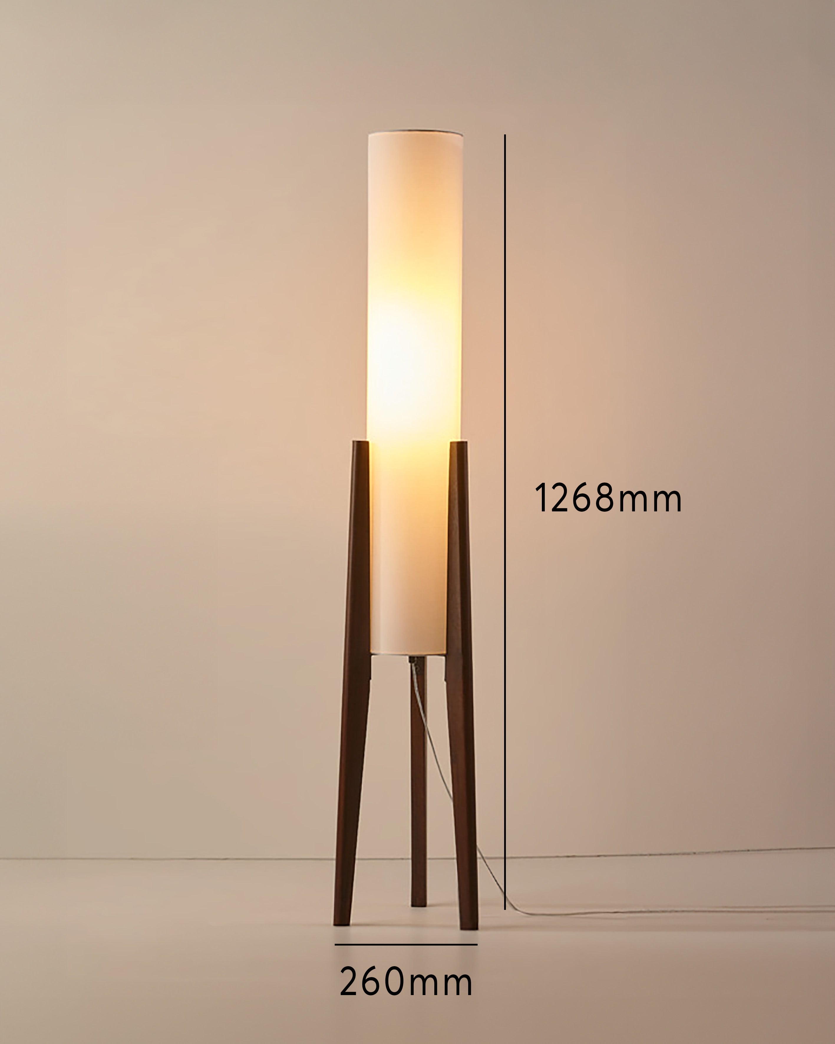 Liora Walnuss-Stehlampe mit weichem Schirm und Messingdetails für Wohnzimmer und Schlafzimmer