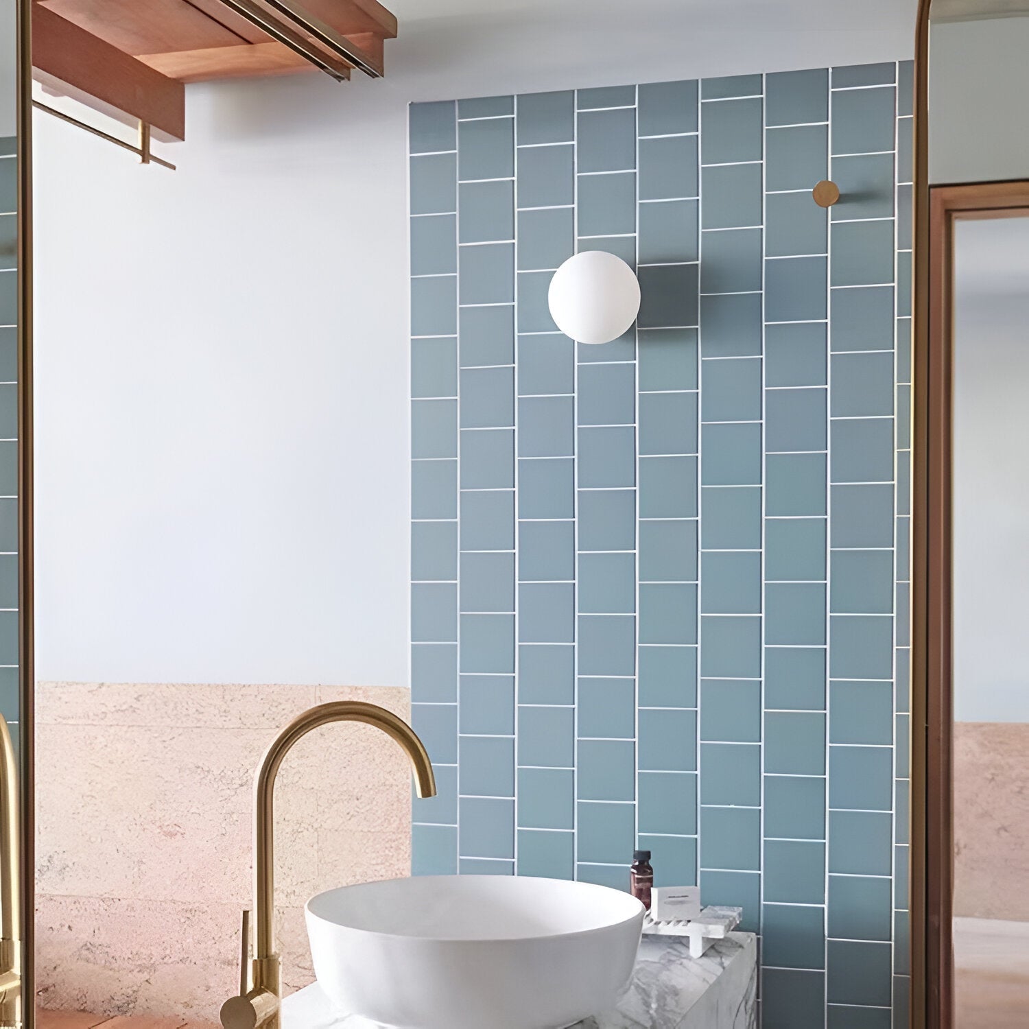 Væglampe med mat glasskugle til minimalistiske Japandi-interiører