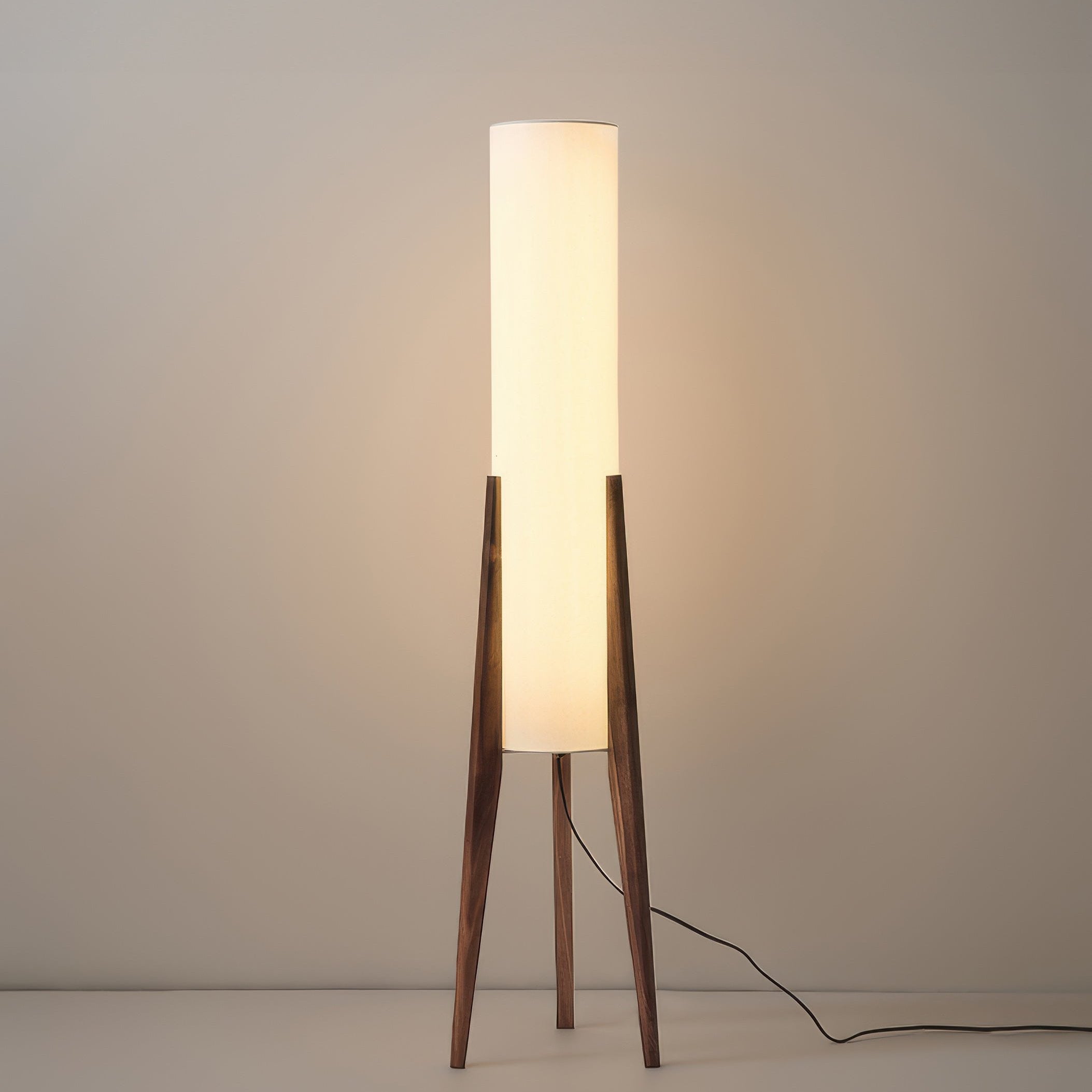 Liora Walnuss-Stehlampe mit weichem Schirm und Messingdetails für Wohnzimmer und Schlafzimmer