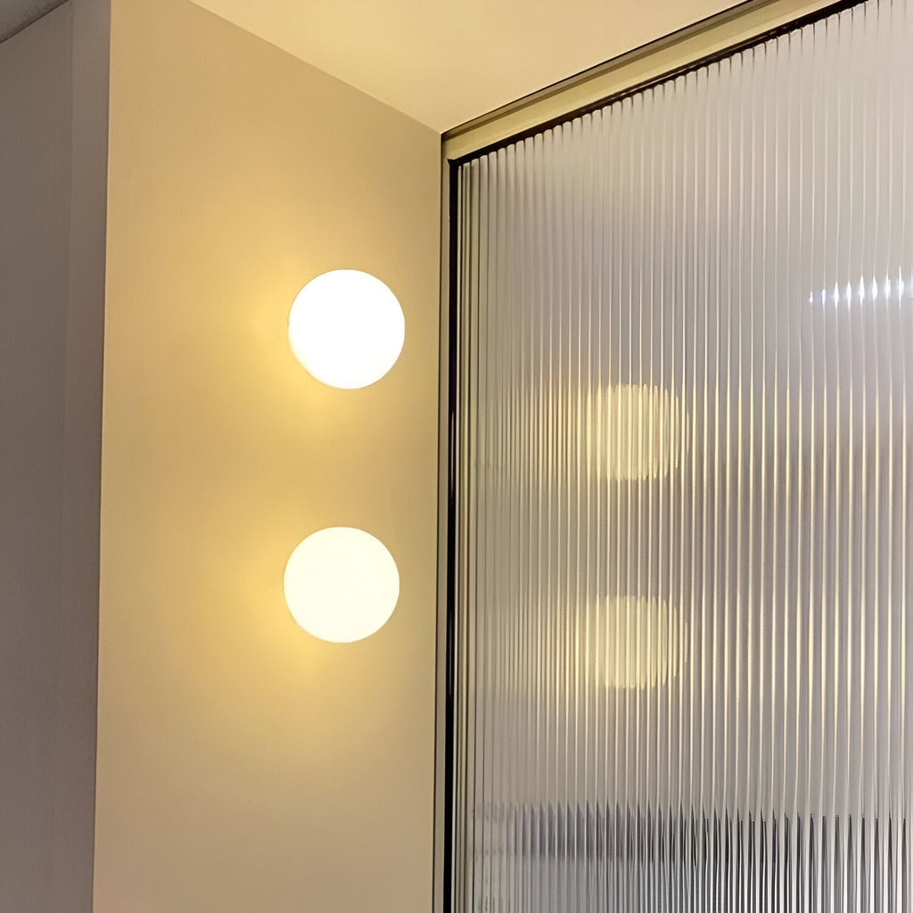 Væglampe med mat glasskugle til minimalistiske Japandi-interiører