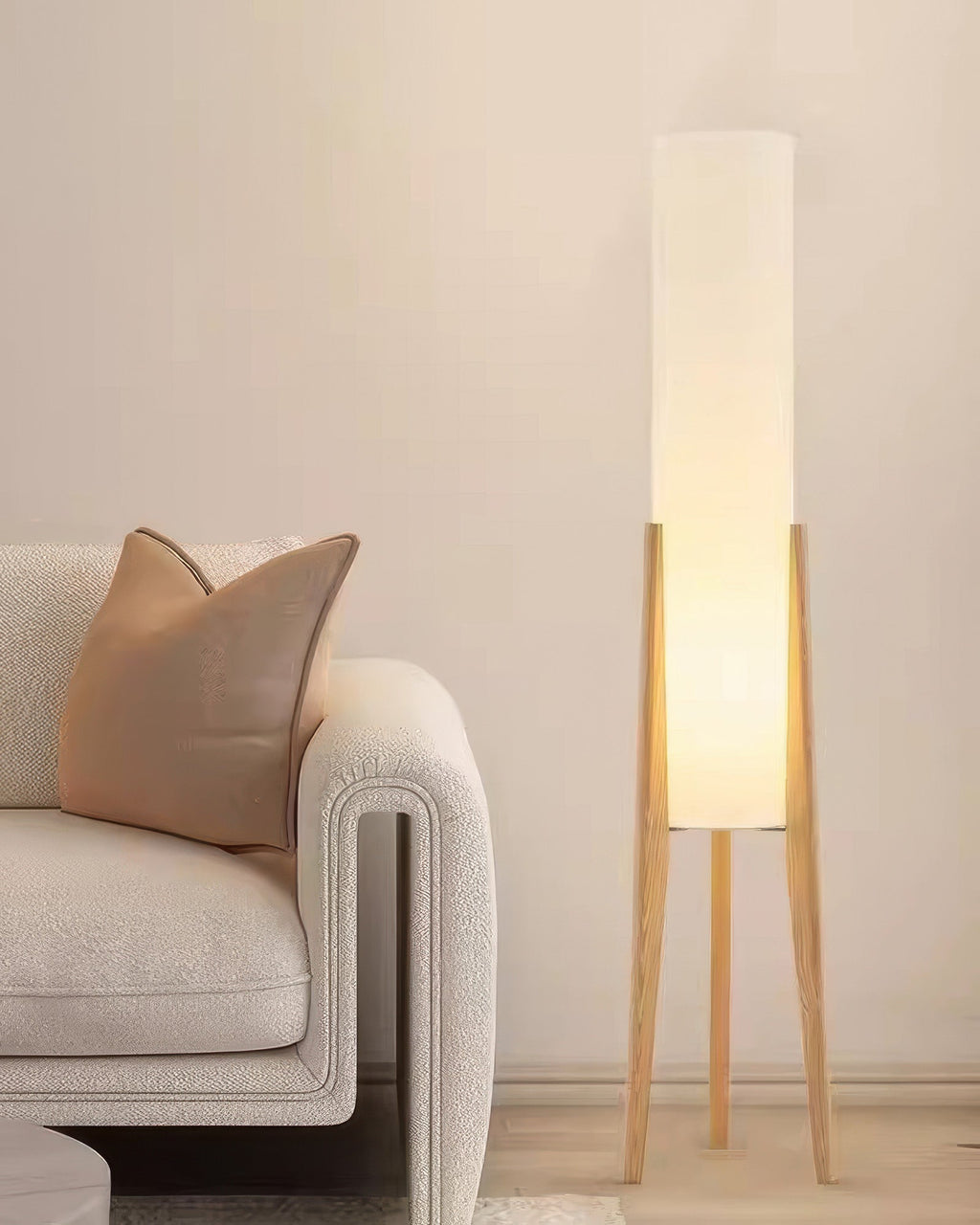 Liora Walnuss-Stehlampe mit weichem Schirm und Messingdetails für Wohnzimmer und Schlafzimmer