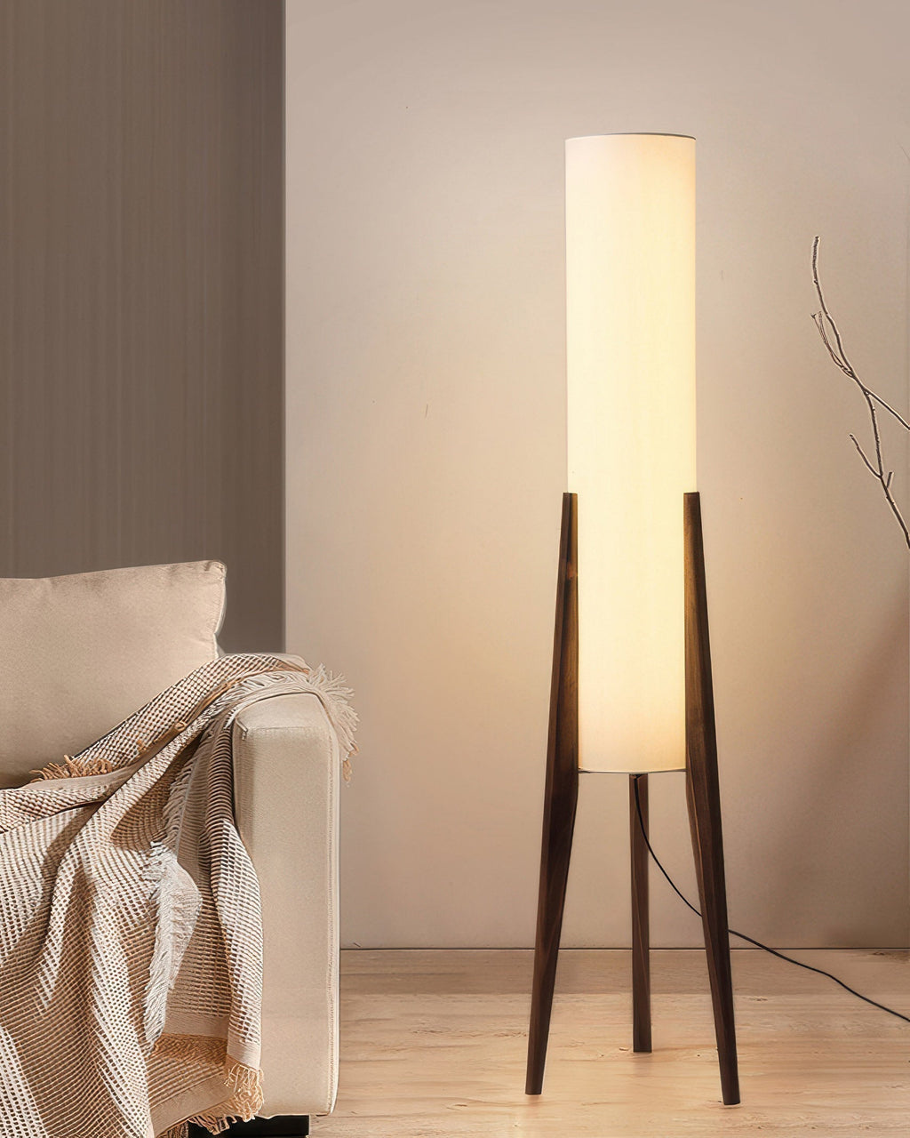 Liora Walnuss-Stehlampe mit weichem Schirm und Messingdetails für Wohnzimmer und Schlafzimmer