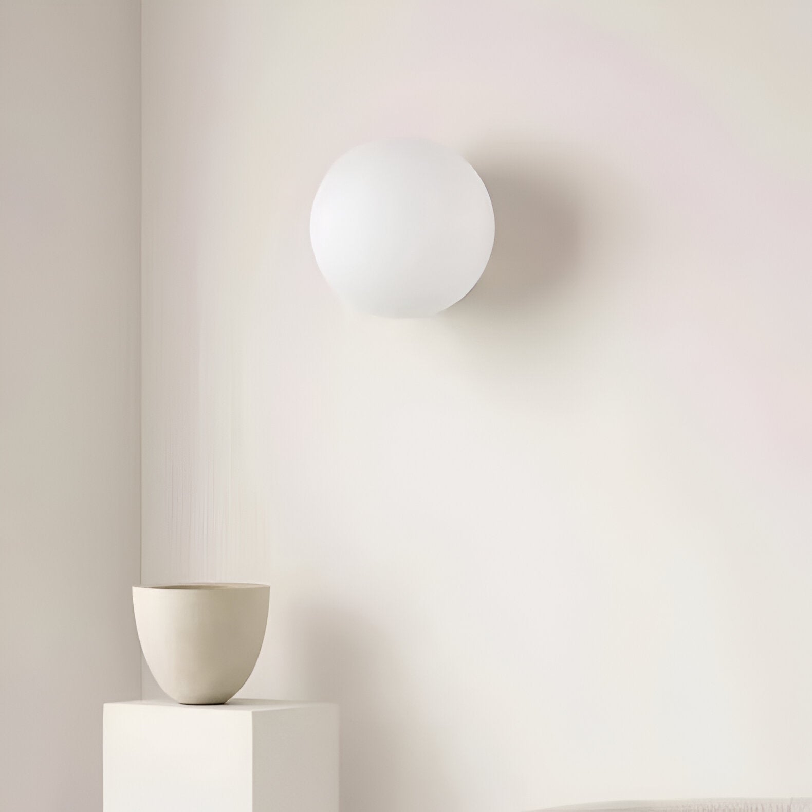 Væglampe med mat glasskugle til minimalistiske Japandi-interiører