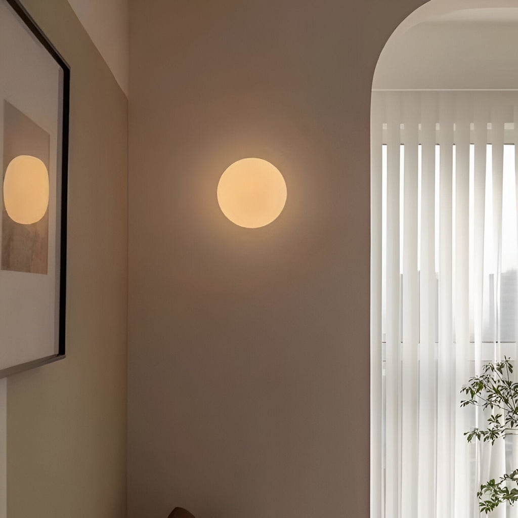 Væglampe med mat glasskugle til minimalistiske Japandi-interiører