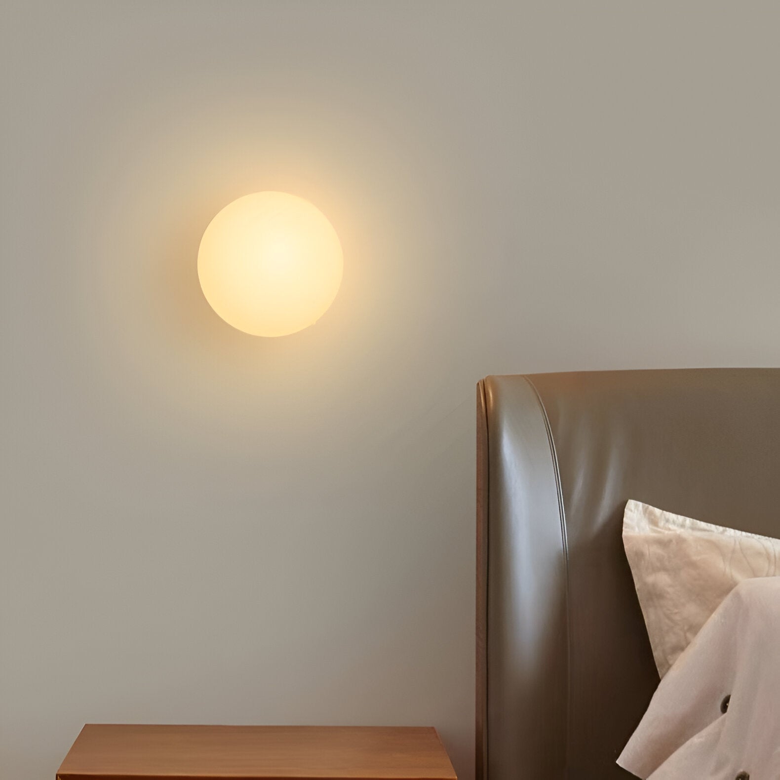 Væglampe med mat glasskugle til minimalistiske Japandi-interiører