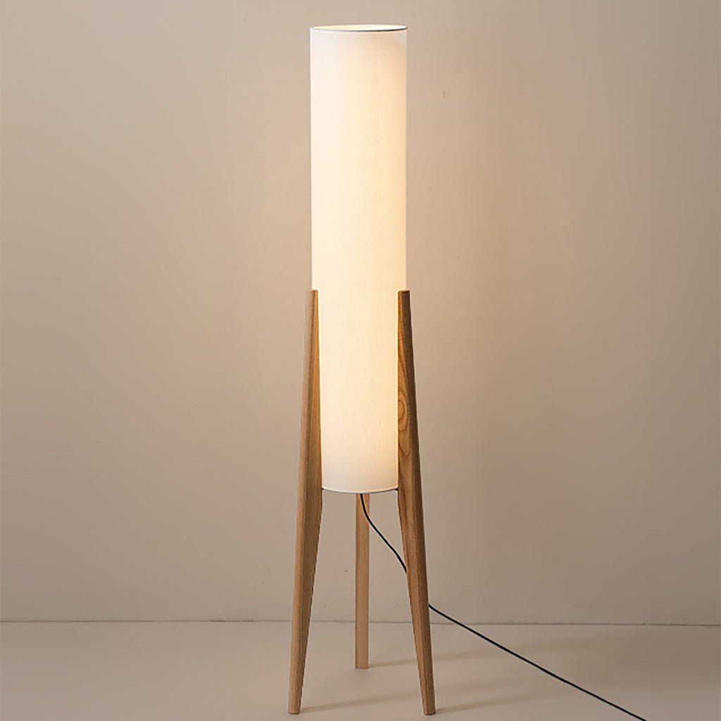 Liora Walnuss-Stehlampe mit weichem Schirm und Messingdetails für Wohnzimmer und Schlafzimmer