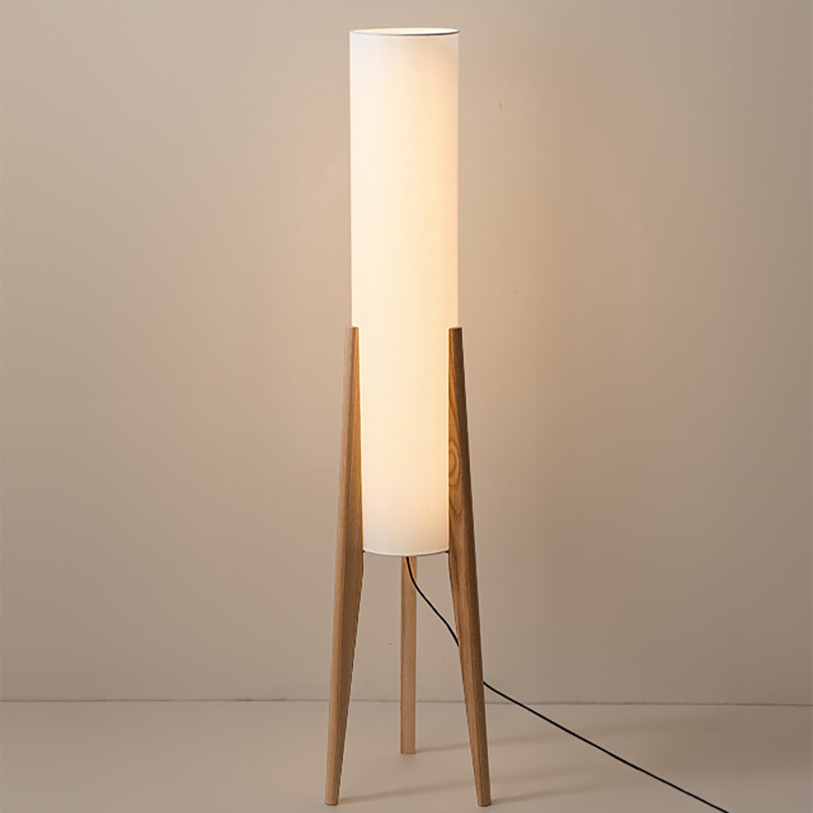 Liora Walnuss-Stehlampe mit weichem Schirm und Messingdetails für Wohnzimmer und Schlafzimmer